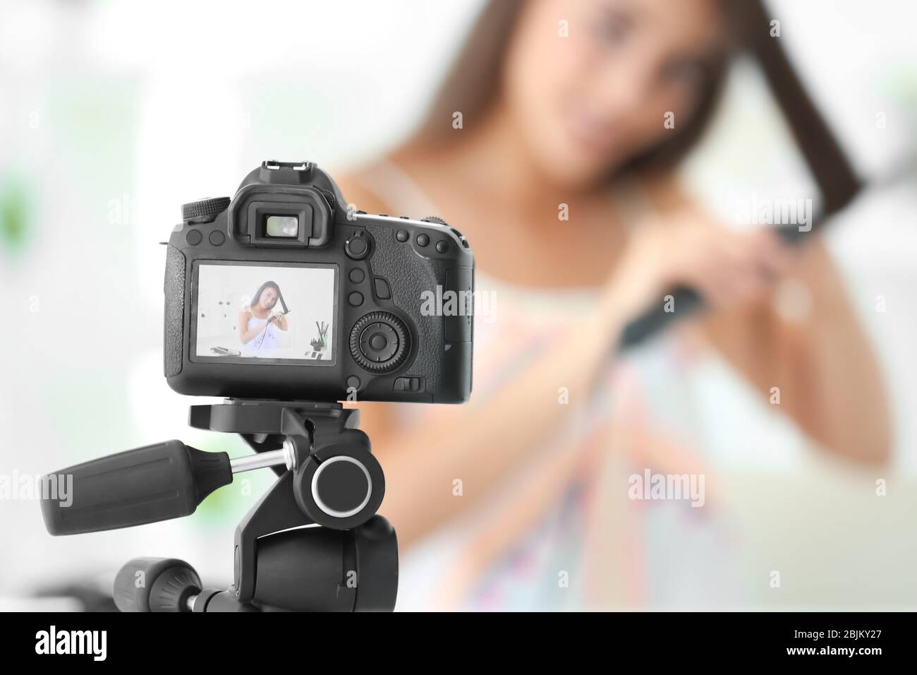 Jeune femme blogger sur écran de l'appareil photo Banque D'Images