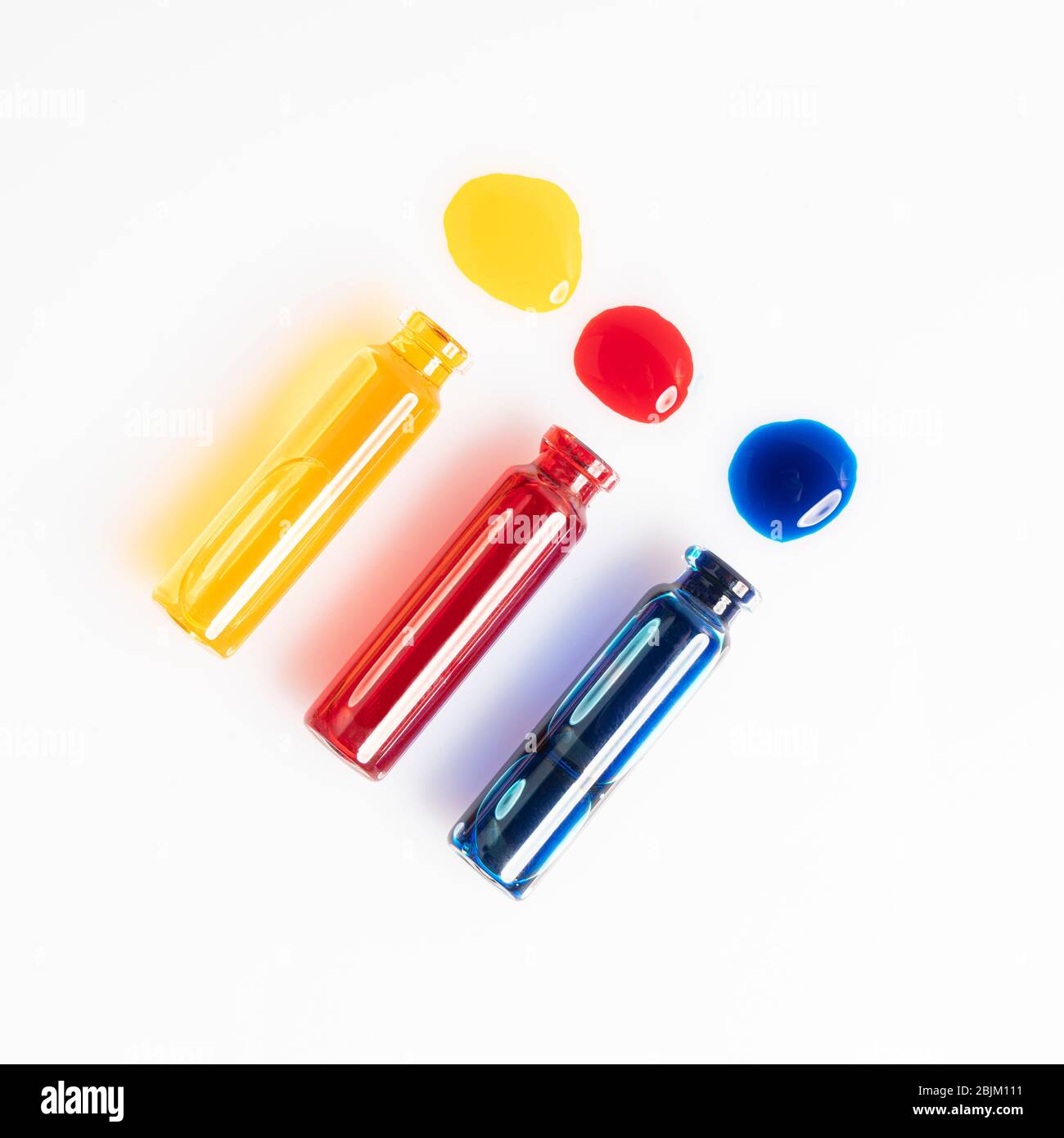 chute de flacons en verre avec contamination entre liquides colorés Banque D'Images