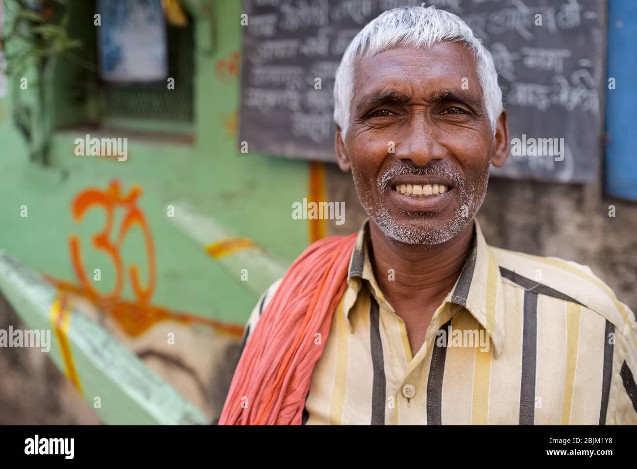 Ouvrier migrant à cheveux gris de l'État du Bihar, dans le nord de l'Inde,  à Mumbai, en Inde Photo Stock - Alamy