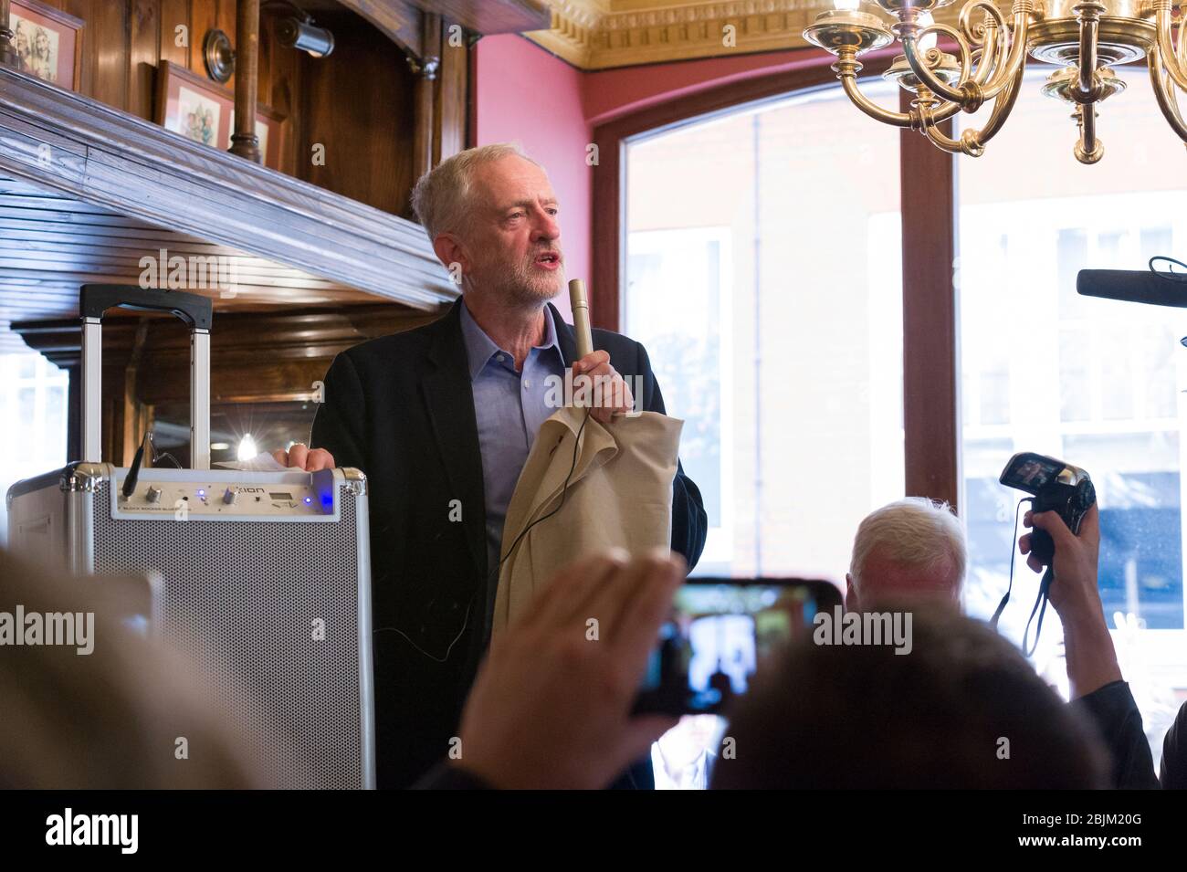 Jeremy Corbyn, qui vient d'être élu comme chef du Parti travailliste, remercie son soutien à un parti privé au bar de la Maison du Sanctuaire Banque D'Images