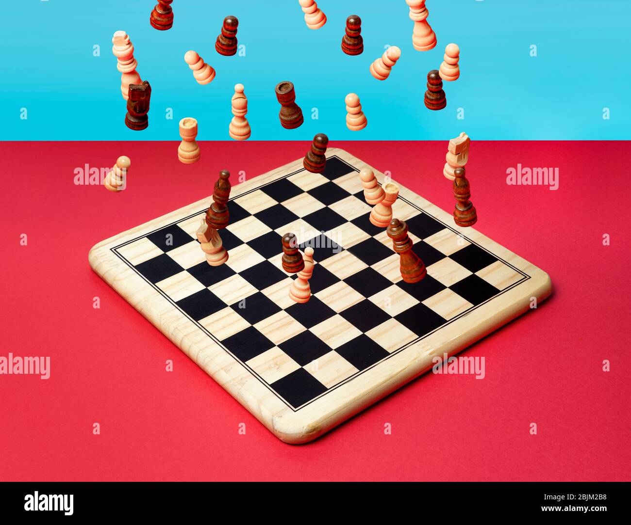 la chute des échecs sur un chessboard Banque D'Images