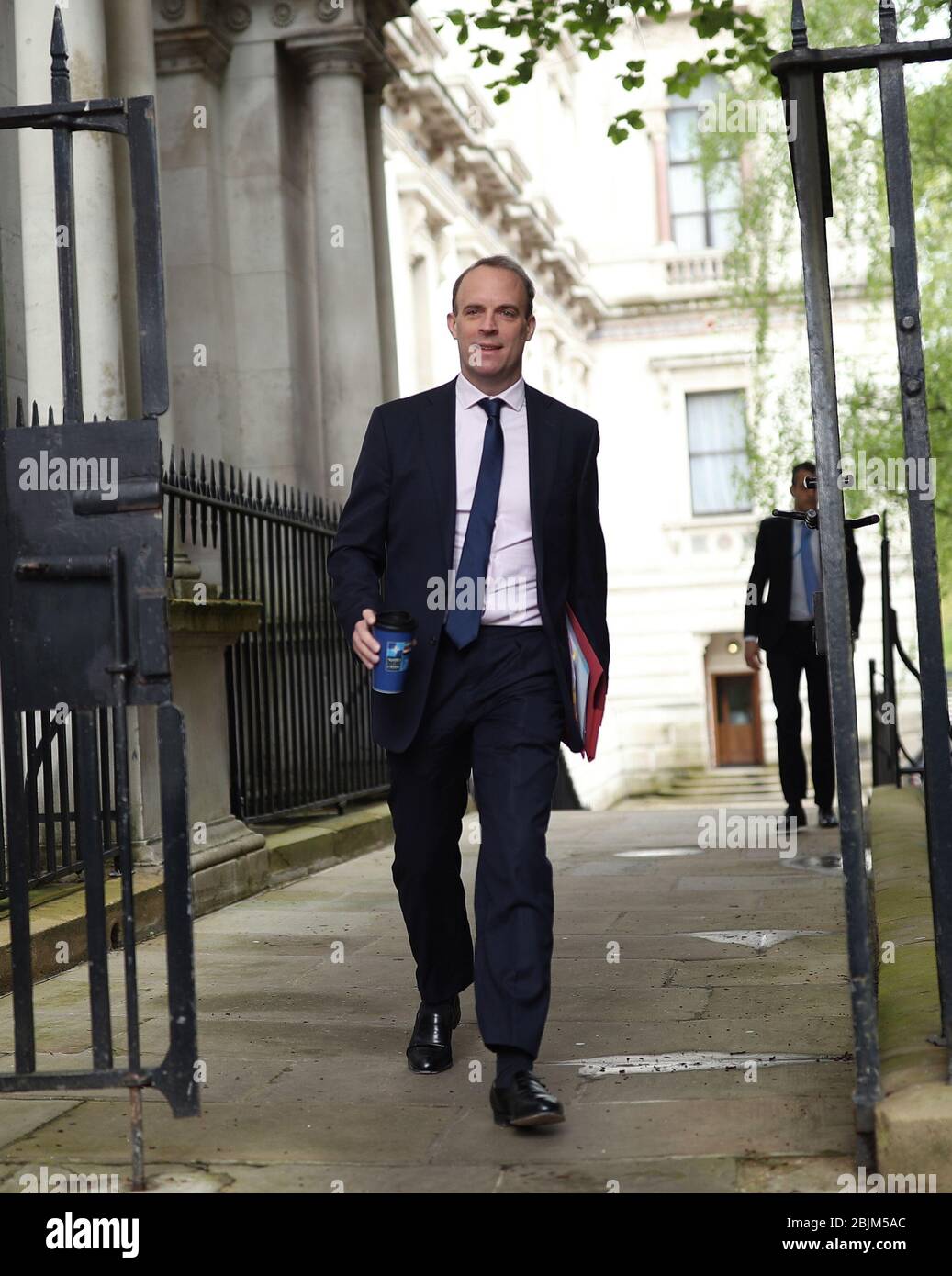 Le secrétaire des Affaires étrangères Dominic Raab arrive à Downing Street, à Londres, avant une réunion du Cabinet, alors que le nombre de morts de coronavirus a atteint plus de 26 000 mercredi. Banque D'Images