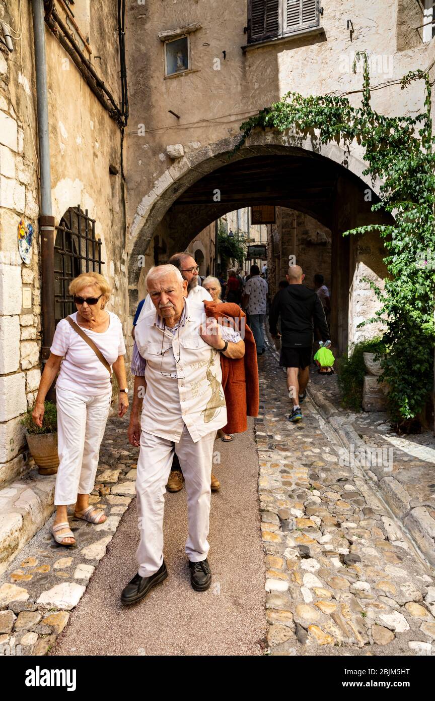 Touristes explorant les ruelles de Saint Paul de Vence, Côte d'Azur, Provence, France. Banque D'Images