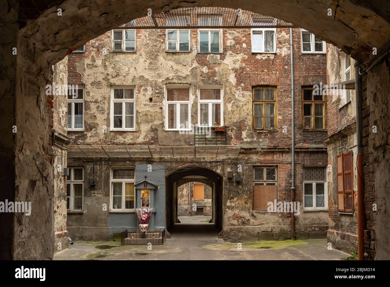 Ancien bâtiment de taudis avec des murs de briques endommagés dans un quartier pauvre et criminel de Praga de Varsovie, Pologne Banque D'Images