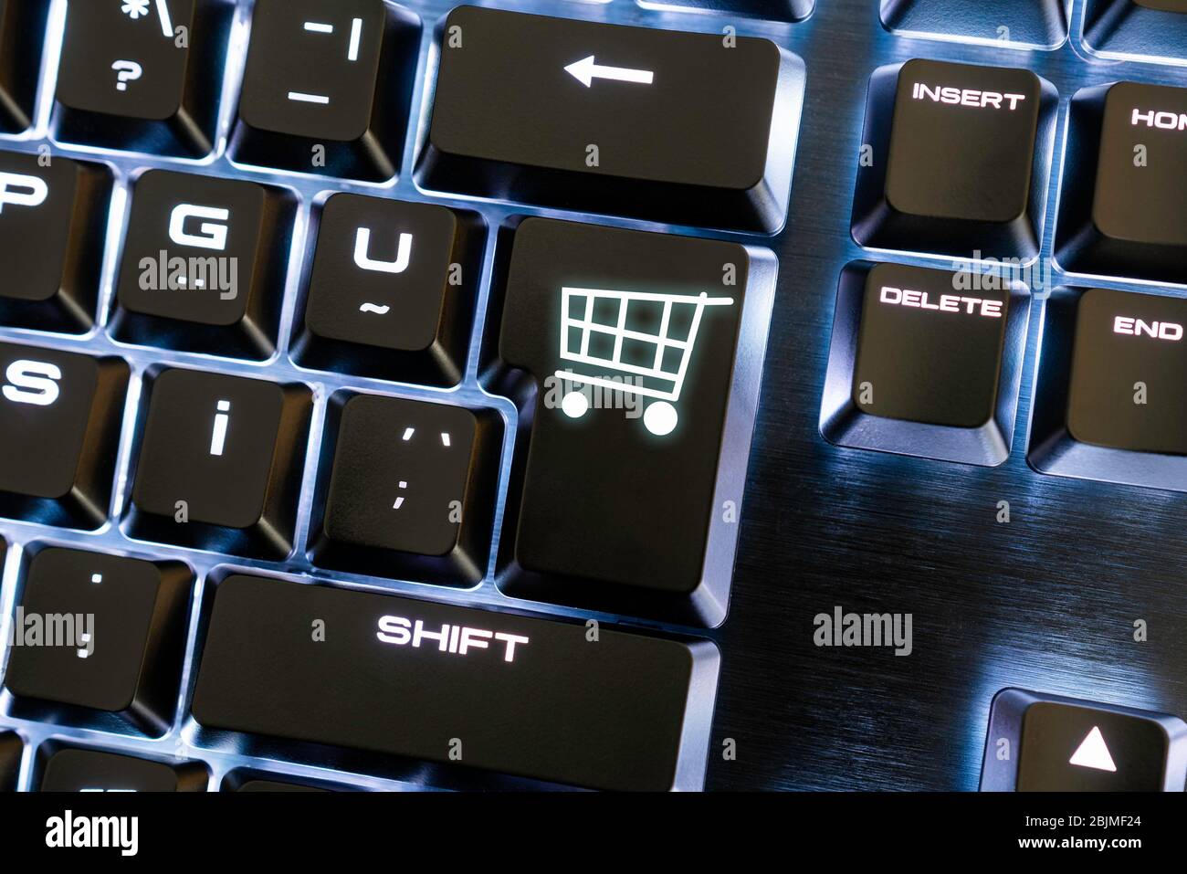 Vue détaillée du clavier pour un shopping en ligne en intérieur facile et confortable. Concept de commerce électronique virtuel Banque D'Images