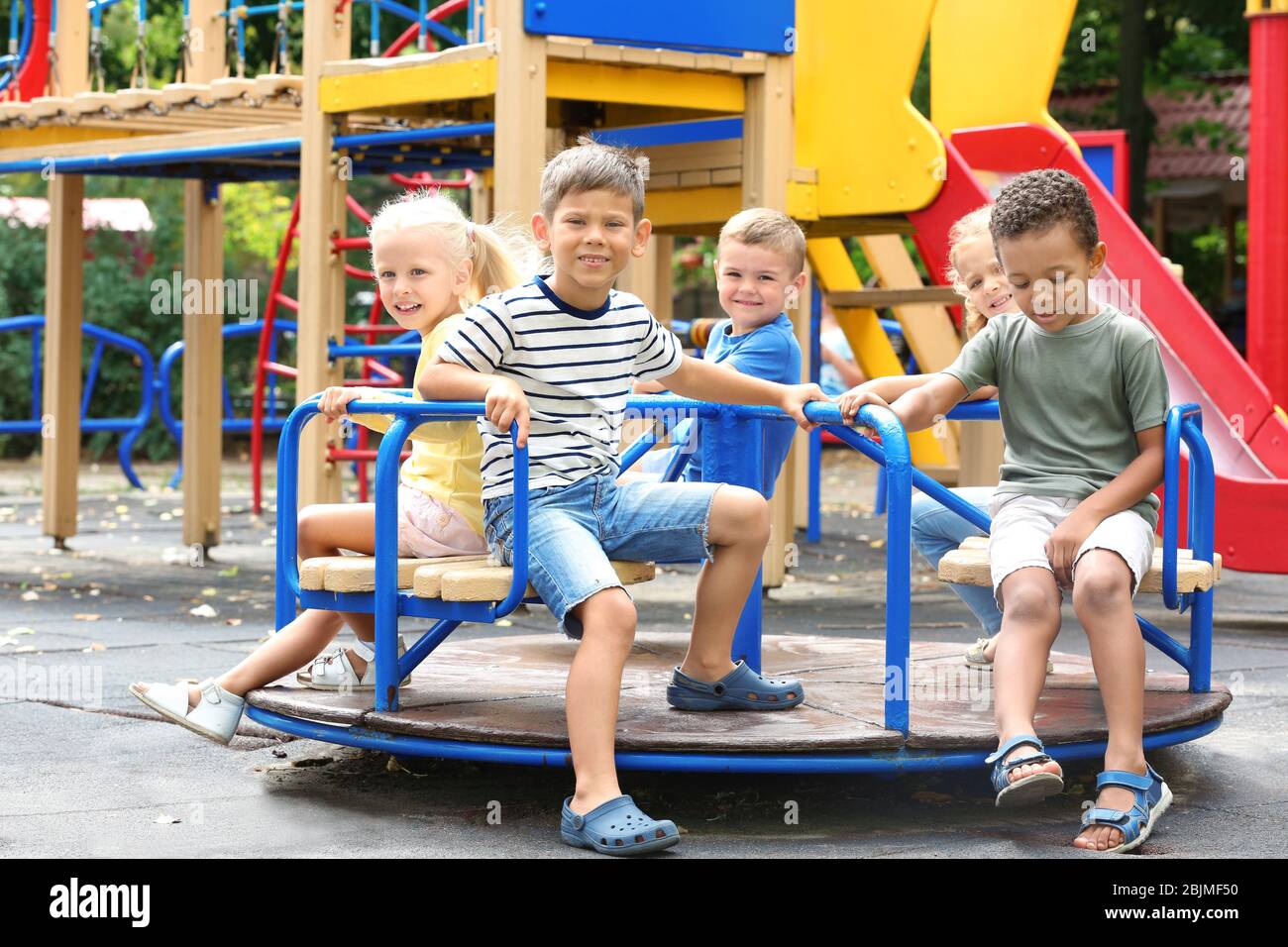 Enfants mignons sur le terrain de jeux Banque D'Images