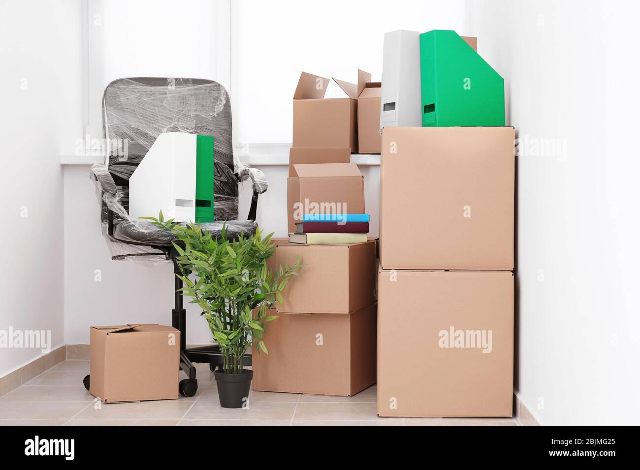 Concept de déménagement de bureau. Boîtes en carton et chaise au sol dans  une chambre vide Photo Stock - Alamy