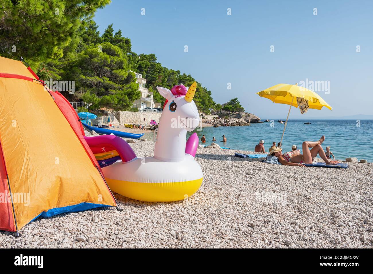 Makarska, Croatie - 5 septembre 2019: Les personnes non identifiées se reposent sur la belle plage de la mer Adriatique sur la Riviera Makarska, Dalmatie, Croatie Banque D'Images