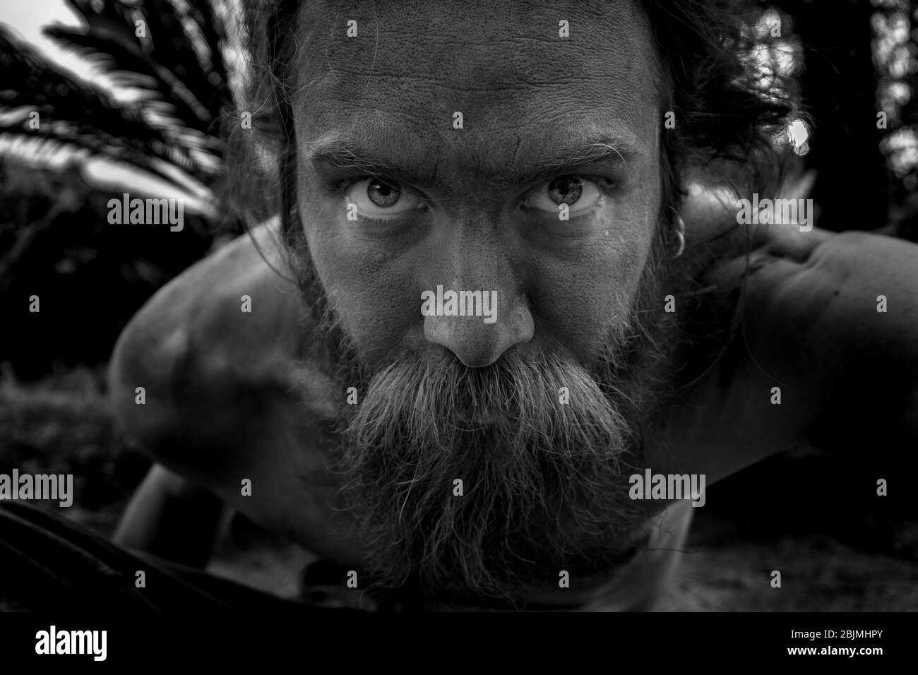 homme portrait lumière yeux shaman viking barbe bw Banque D'Images