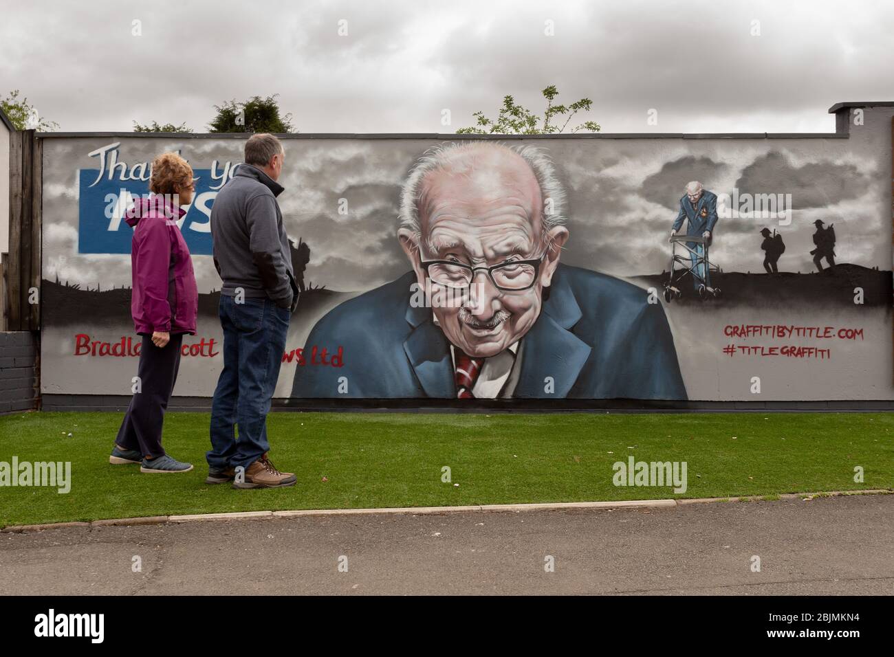 Tamworth, Staffordshire, Royaume-Uni. 30 avril 2020. Lors du 100ème anniversaire du capitaine Tom Moore, qui a récemment amassé plus de 29 millions de livres sterling pour les œuvres caritatives du NHS, un artiste de graffitis basé à Tamworth a créé un superbe portrait mural sur un mur de Tamworth, dans le Staffordshire. Andrew Mills, artiste de Spraycan, de Graffiti par titre, a terminé la murale en seulement six heures. « chaque voiture passée faisait un toeu sur son klaxon et tout le monde qui a passé a cessé de prendre une photo et de dire combien ils l'ont aimée. » Crédit: Peter Lopeman/Alay Live News Banque D'Images