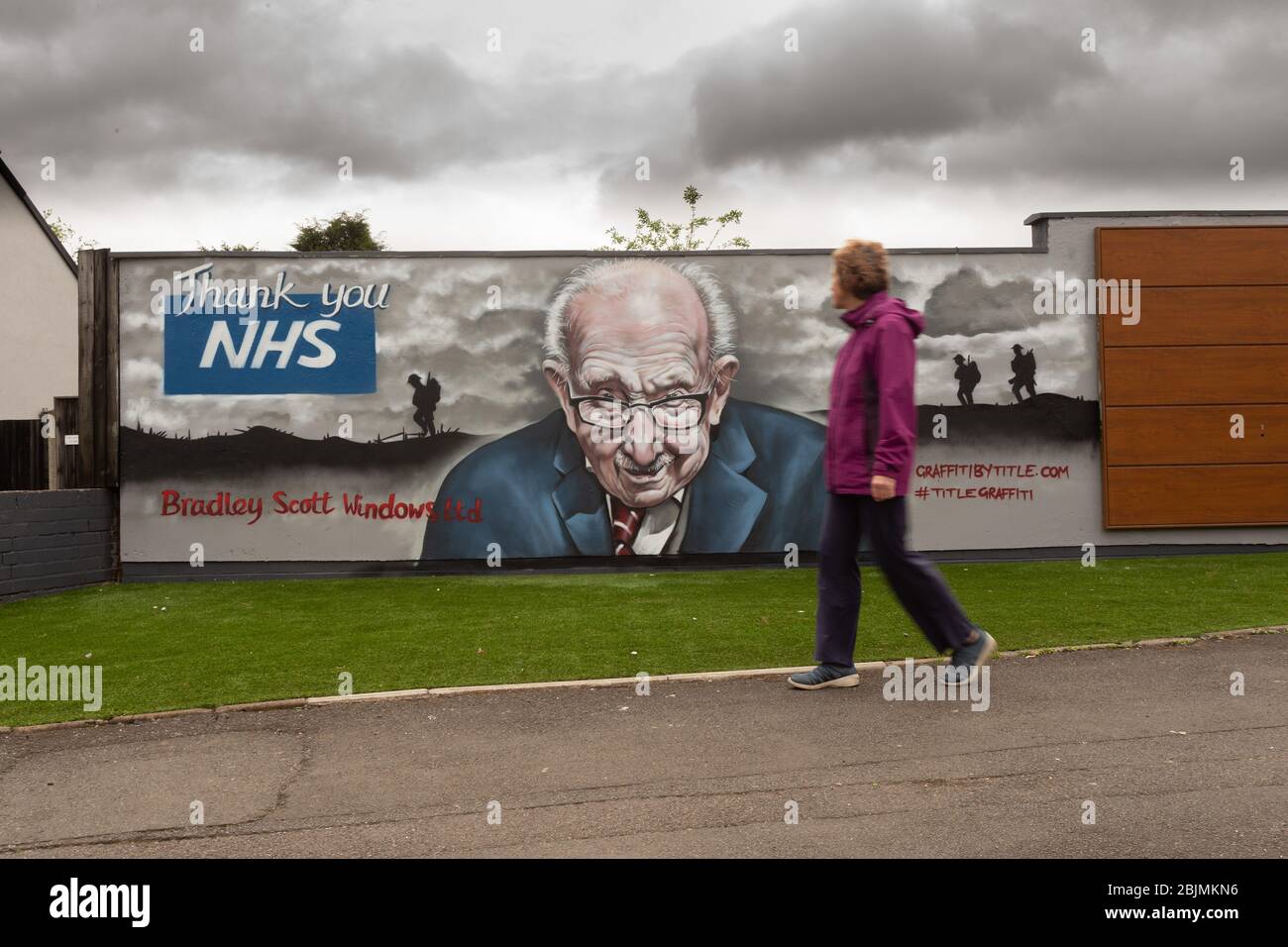 Tamworth, Staffordshire, Royaume-Uni. 30 avril 2020. Lors du 100ème anniversaire du capitaine Tom Moore, qui a récemment amassé plus de 29 millions de livres sterling pour les œuvres caritatives du NHS, un artiste de graffitis basé à Tamworth a créé un superbe portrait mural sur un mur de Tamworth, dans le Staffordshire. Andrew Mills, artiste de Spraycan, de Graffiti par titre, a terminé la murale en seulement six heures. « chaque voiture passée faisait un toeu sur son klaxon et tout le monde qui a passé a cessé de prendre une photo et de dire combien ils l'ont aimée. » Crédit: Peter Lopeman/Alay Live News Banque D'Images