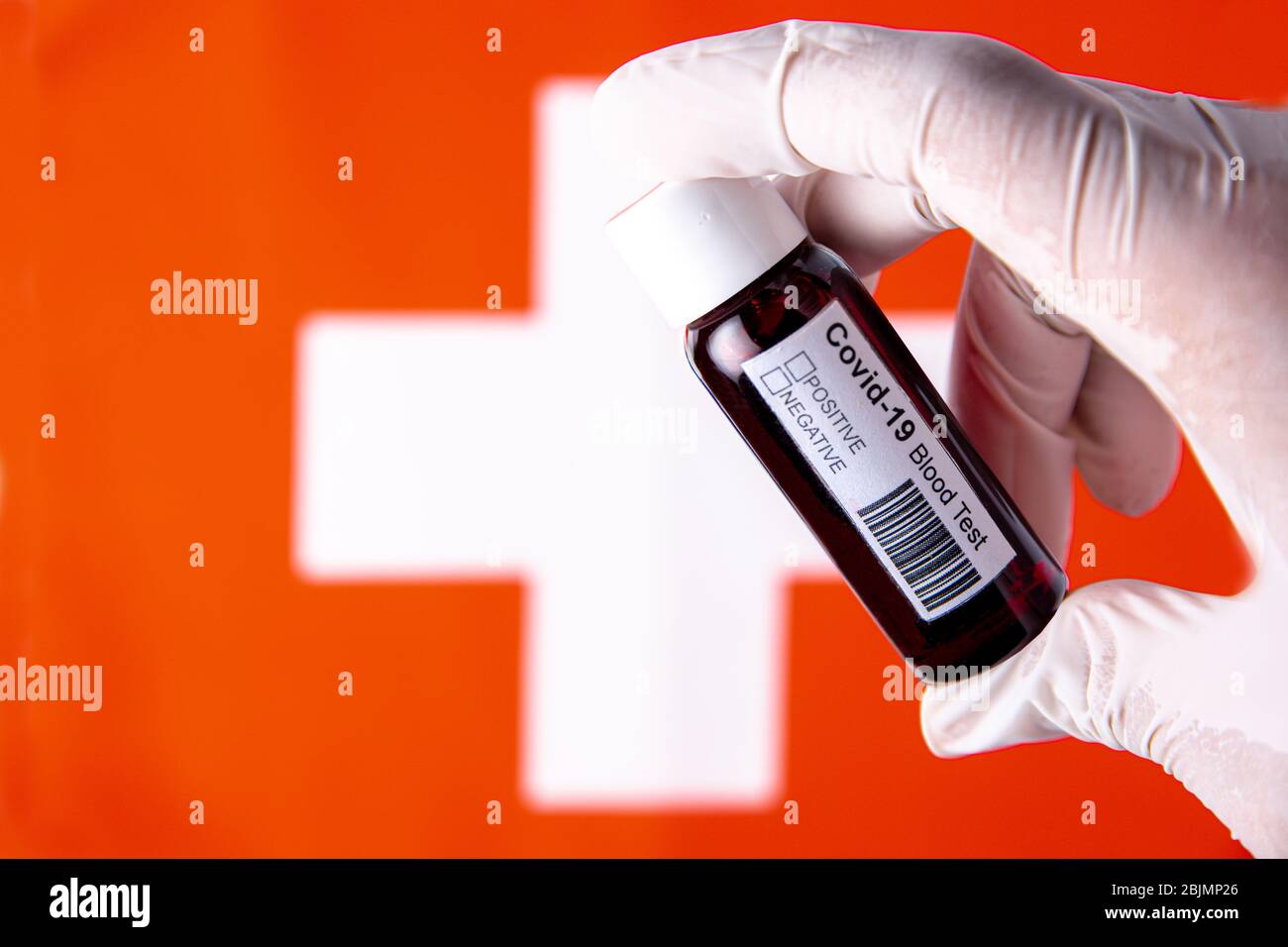 Concept de coronavirus ou de pandémie de Covid-19 à utiliser comme contexte avec la Suisse drapeau suisse de pays et le test de sang médical Banque D'Images Concept de coronavirus ou de pandémie de Covid-19 à utiliser comme contexte avec la Suisse drapeau suisse de pays et le test de sang médical Banque D'Images