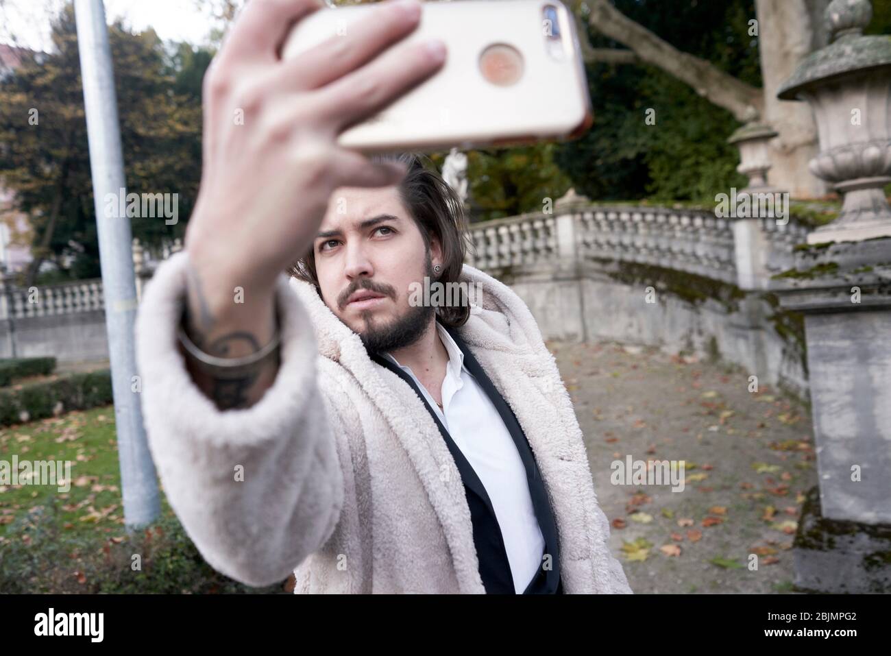 L'homme prenant selfies Banque D'Images