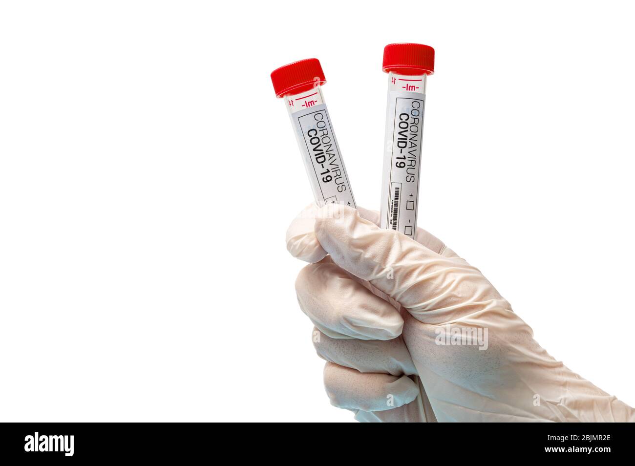 Une main portant un gant en latex blanc et tenant un kit de test de coronavirus. Concept de pandémie infectieuse. Banque D'Images