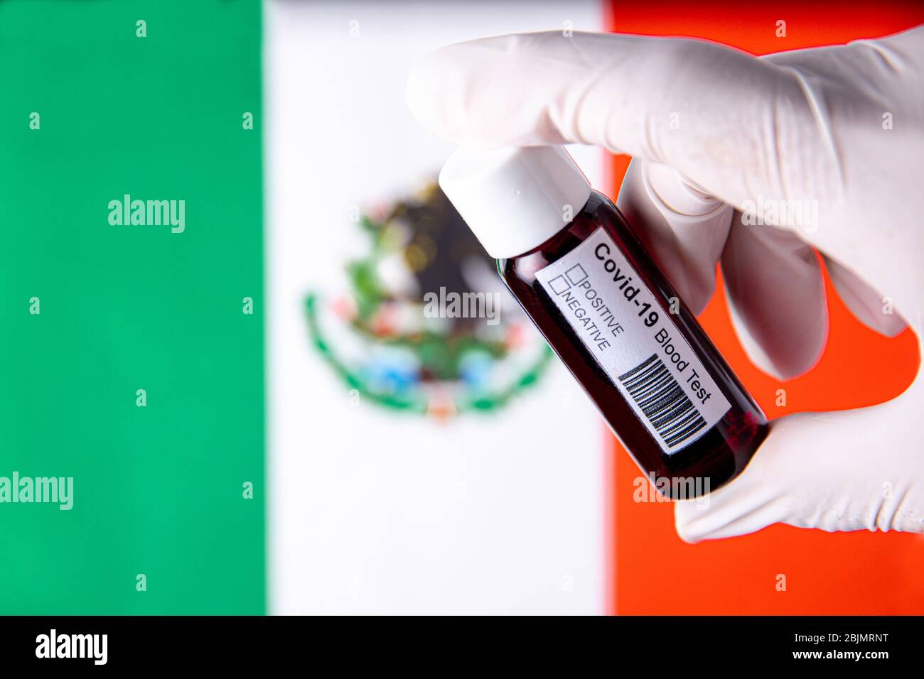 Concept de coronavirus ou de pandémie de Covid-19 à utiliser comme contexte avec le drapeau mexicain du pays et le test de sang médical Banque D'Images Concept de coronavirus ou de pandémie de Covid-19 à utiliser comme contexte avec le drapeau mexicain du pays et le test de sang médical Banque D'Images