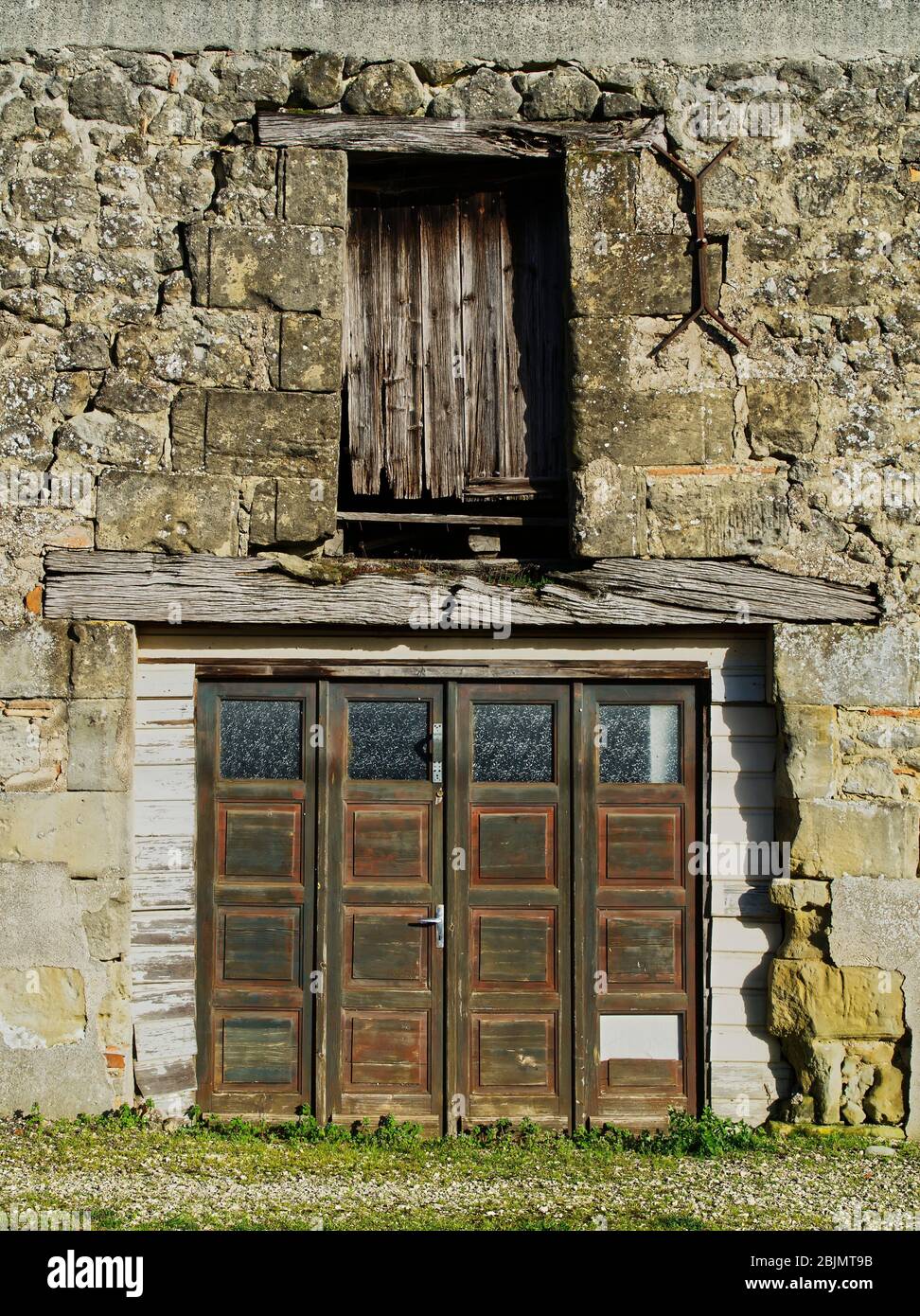 Ancienne porte de garage dans un mur de pierre, Tombeboeuf, département  Lot-et-Garonne, Nouvelle Aquitaine, France Photo Stock - Alamy