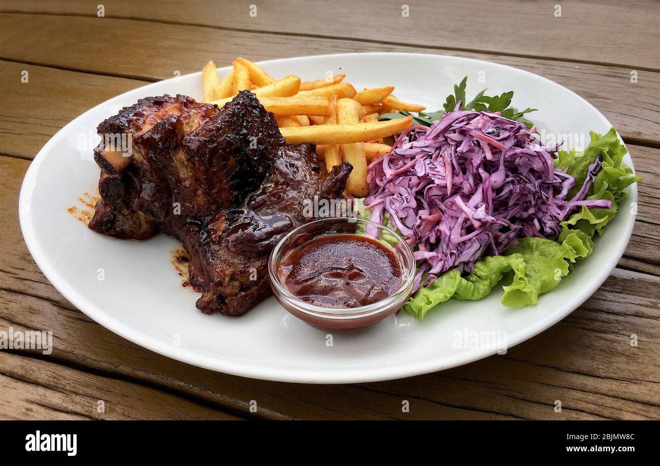 Steak de bœuf grillé aux yeux avec frites et salade Banque D'Images