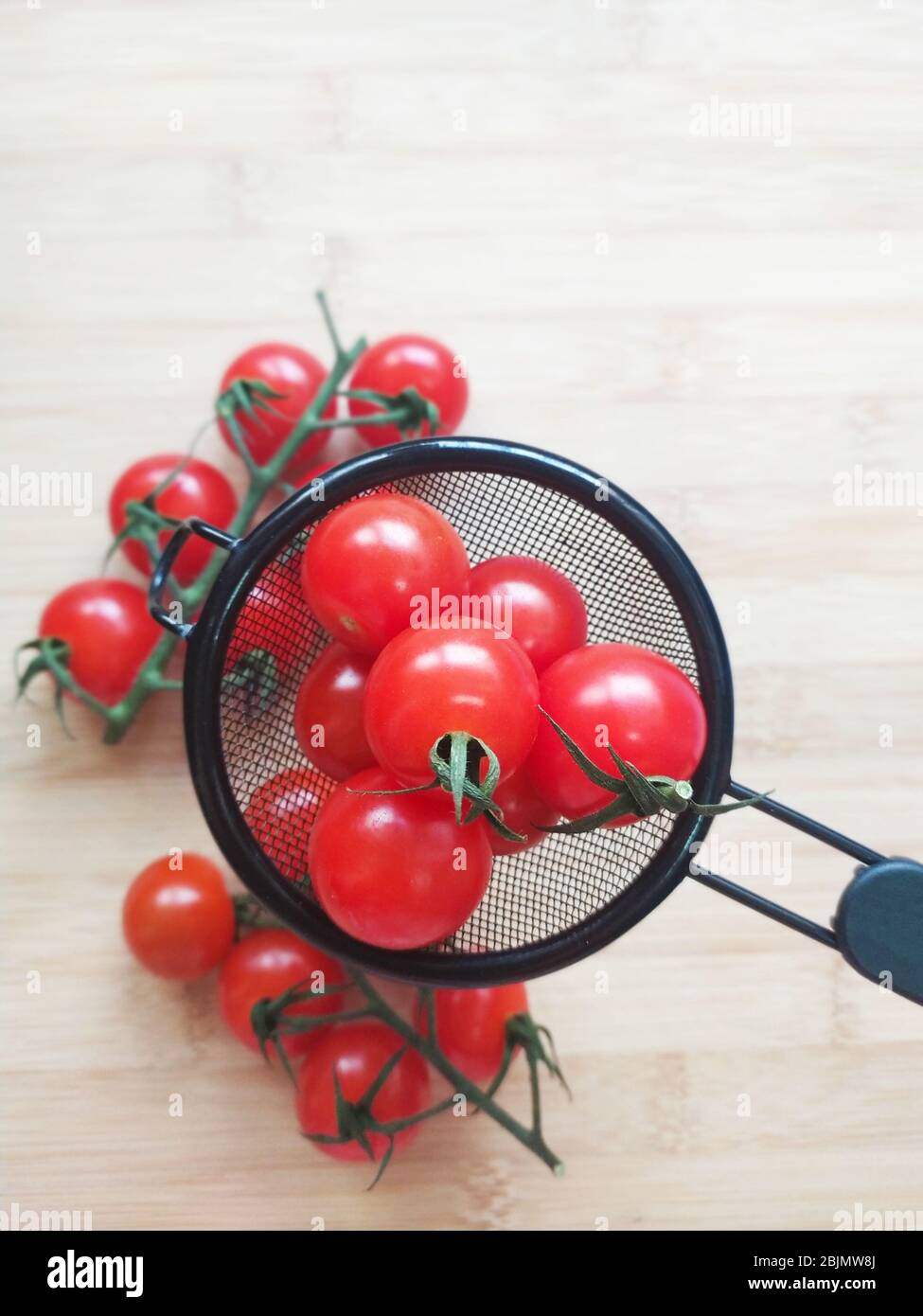 Vue en hauteur sur les tomates cerises dans un tamis Banque D'Images