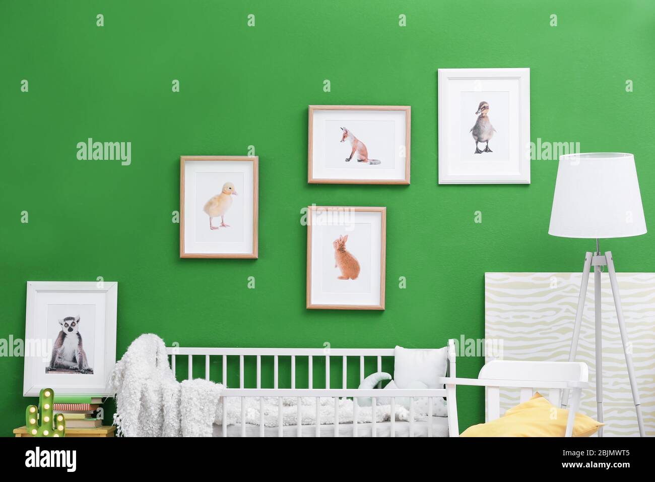 Intérieur moderne de la chambre des enfants avec des photos d'animaux Banque D'Images