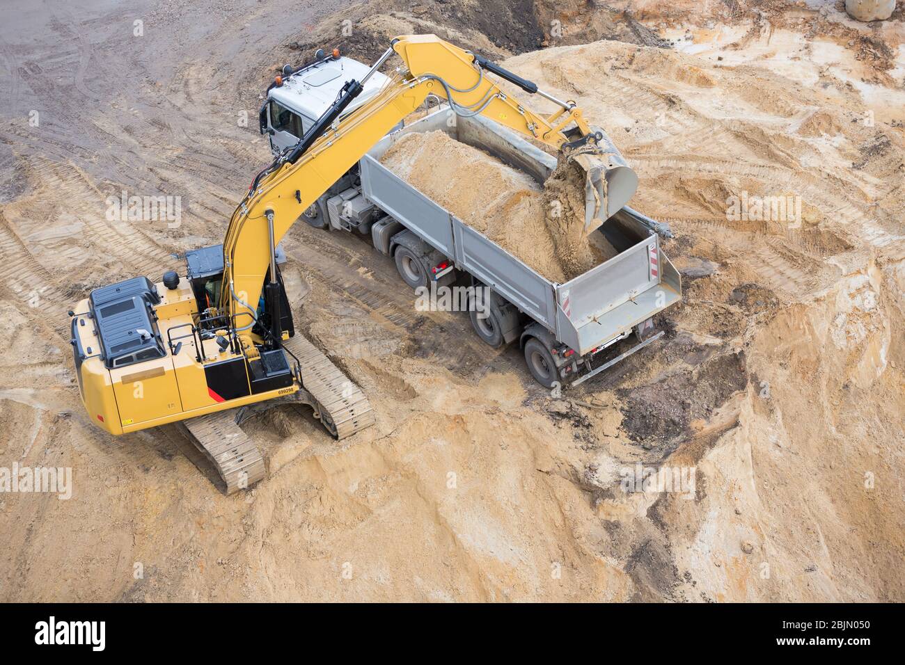 digger charge du sable sur un camion Banque D'Images