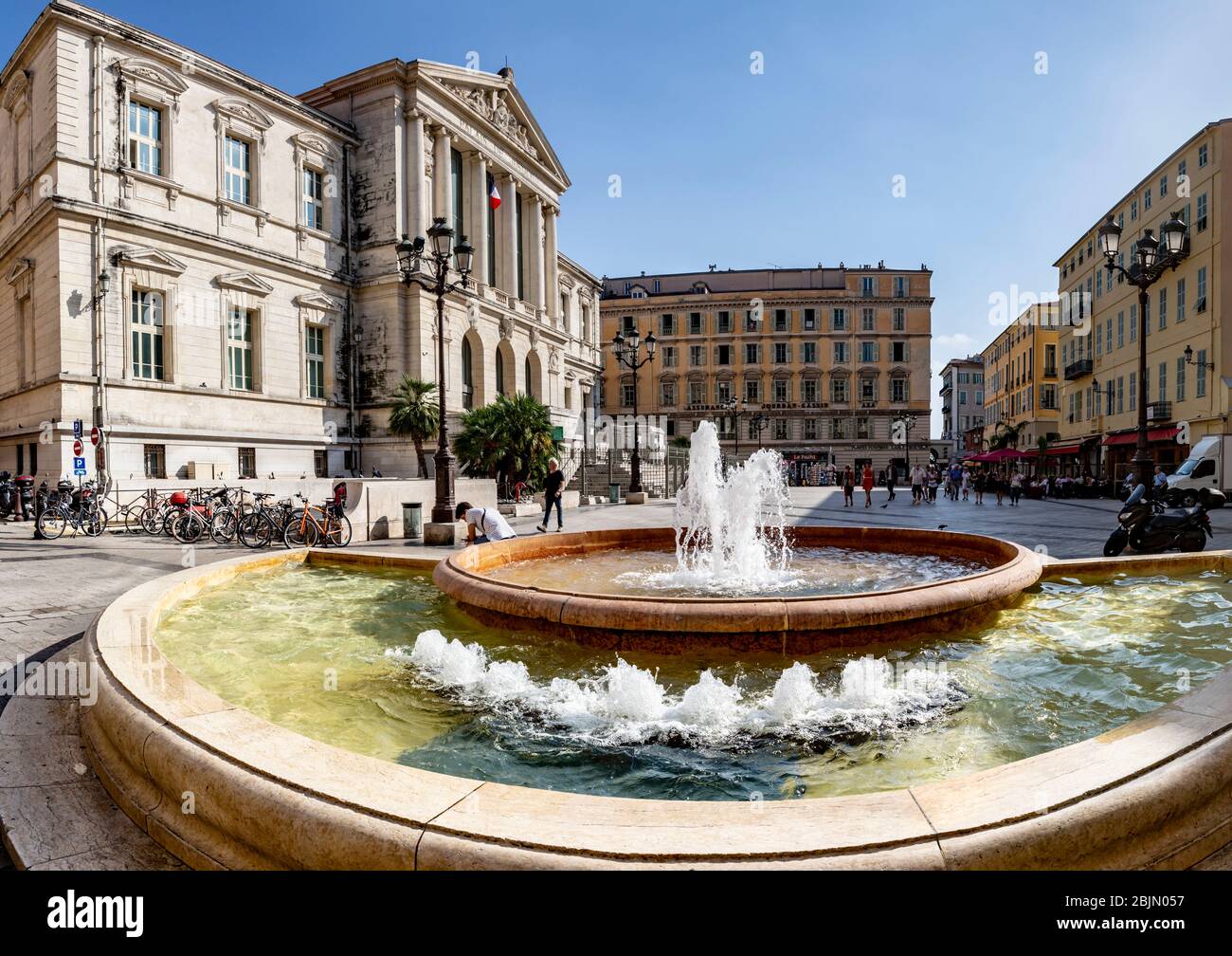 Place du Palais de Justice fontaine, Nice, Côte d'Azur, Provence, France. Banque D'Images