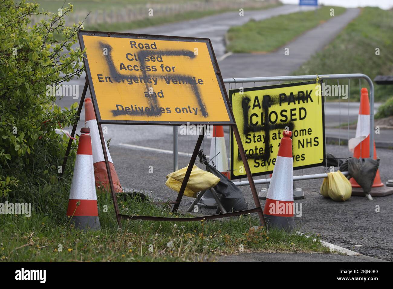 Un vaporisateur de swastika peint sur un panneau à l'entrée d'une route fermée et d'un parking près du phare de Whitley Bay, Northumberland. Graffiti a été affiché sur des panneaux dans plusieurs parkings le long de la route côtière de Northumberland alors que le Royaume-Uni continue à se verrouiller pour aider à freiner la propagation du coronavirus. Banque D'Images