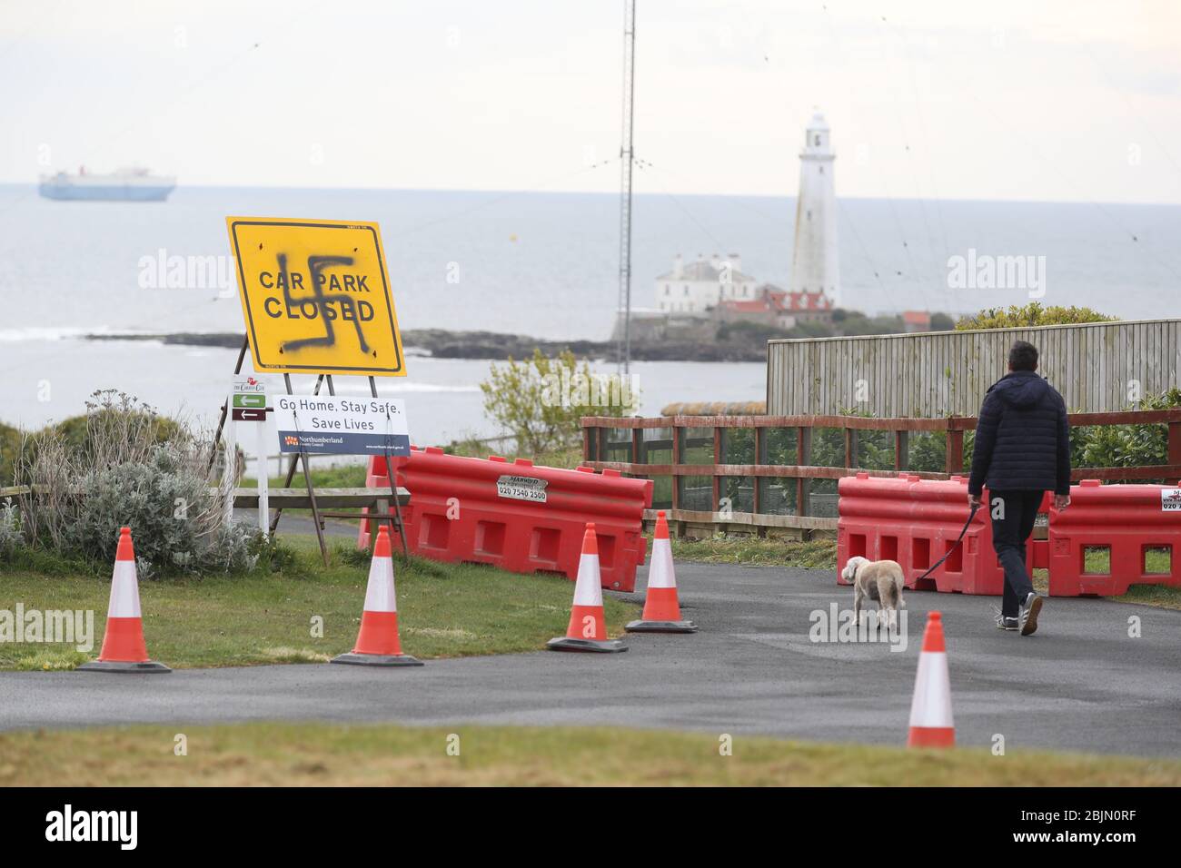 Un vaporisateur de svastika peint sur un panneau informant le public que le parking est fermé près de la plage de Old Hartley, près de Whitley Bay, dans le Northumberland. Graffiti a été affiché sur des panneaux dans plusieurs parkings le long de la route côtière de Northumberland alors que le Royaume-Uni continue à se verrouiller pour aider à freiner la propagation du coronavirus. Banque D'Images