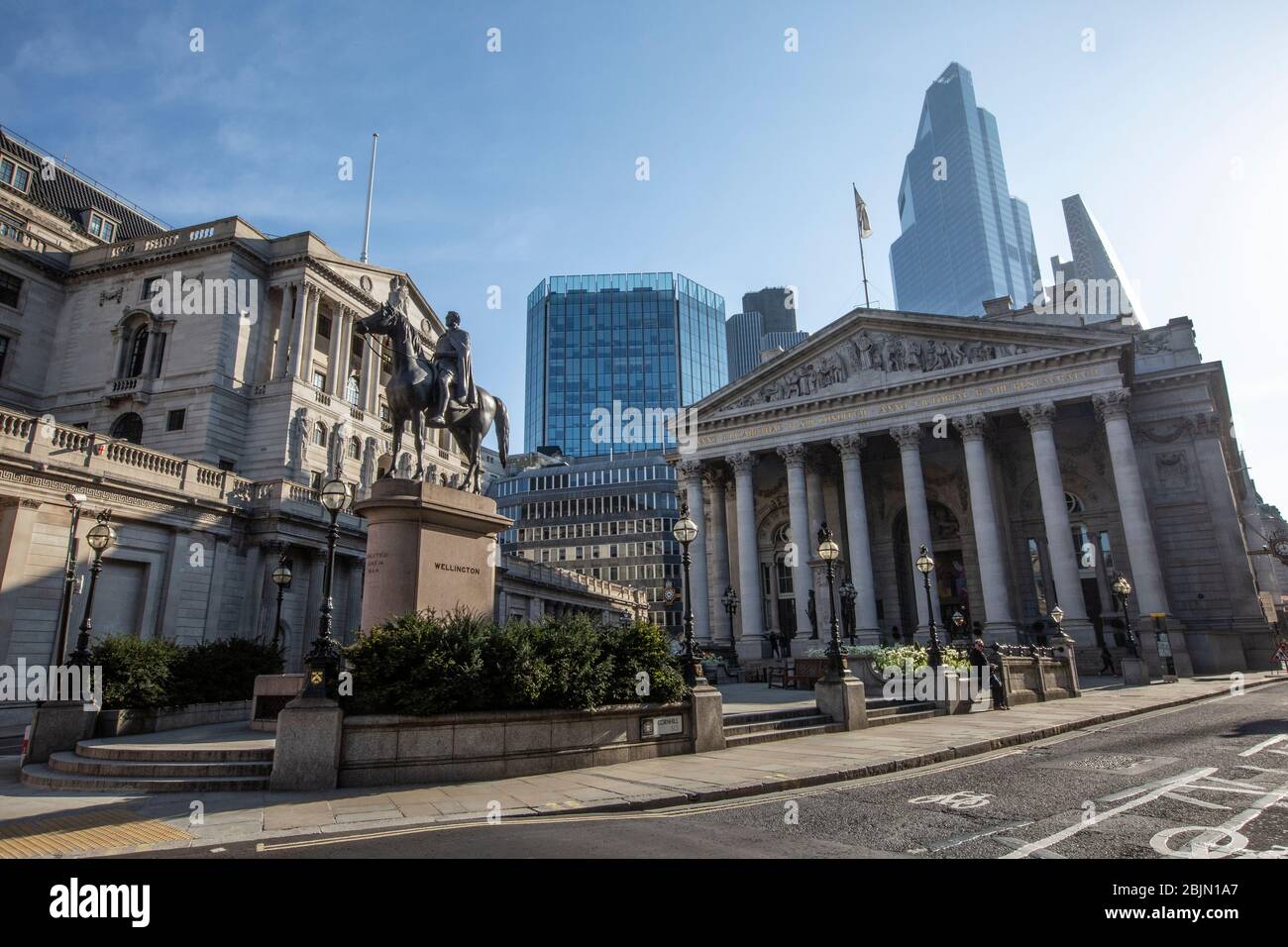 Une banque d'Angleterre et Royal Exchange complètement abandonnée tôt ce matin au coeur de la ville de Londres pendant le verrouillage du coronavirus, Royaume-Uni Banque D'Images