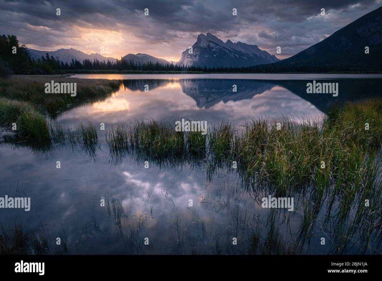 Reflets du lever du soleil et de la montagne aux lacs Vermillion, parc national Banff, Rocheuses canadiennes, Alberta, Canada Banque D'Images
