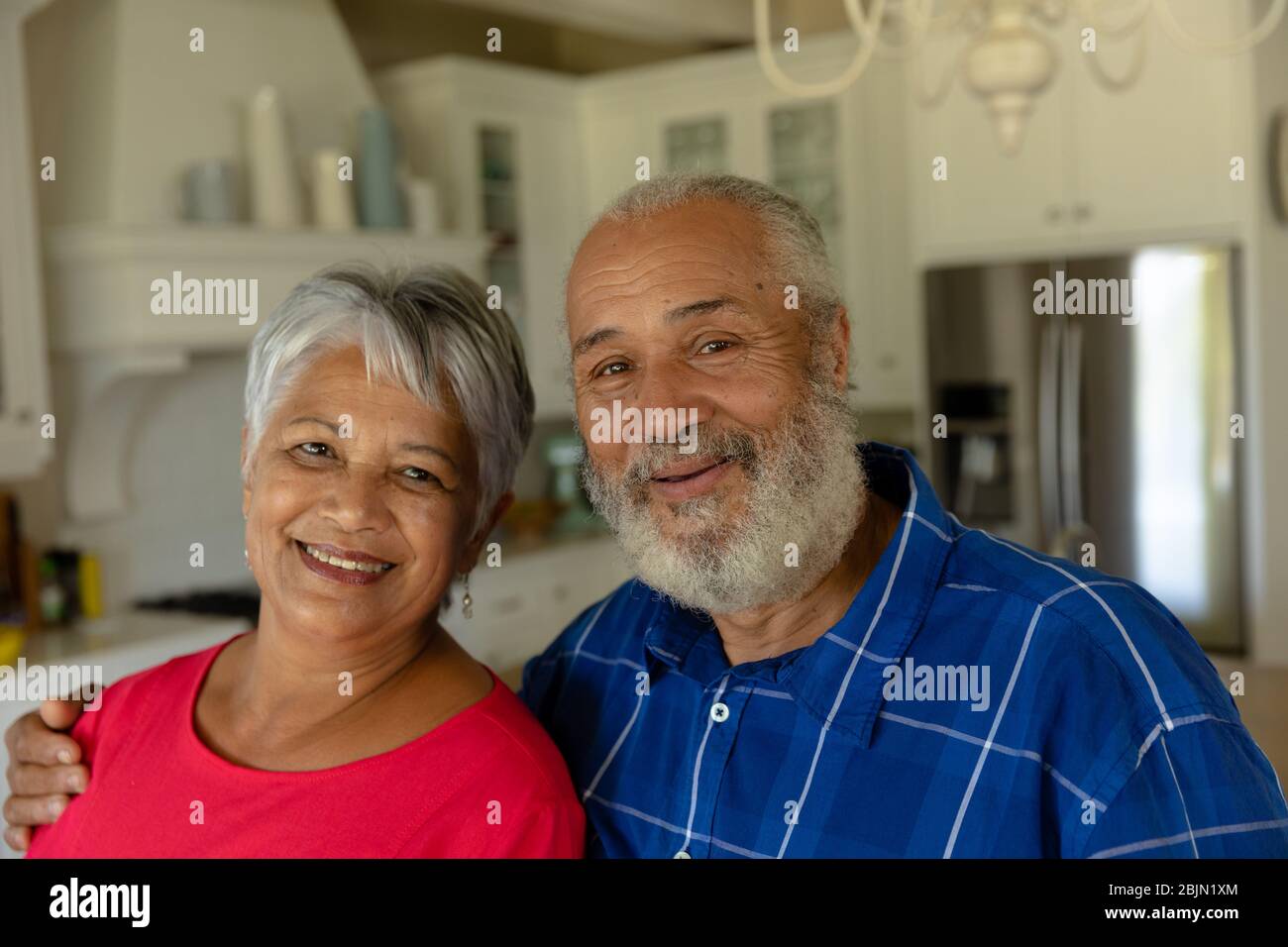 Un couple expérimenté heureux regardant l'appareil photo Banque D'Images