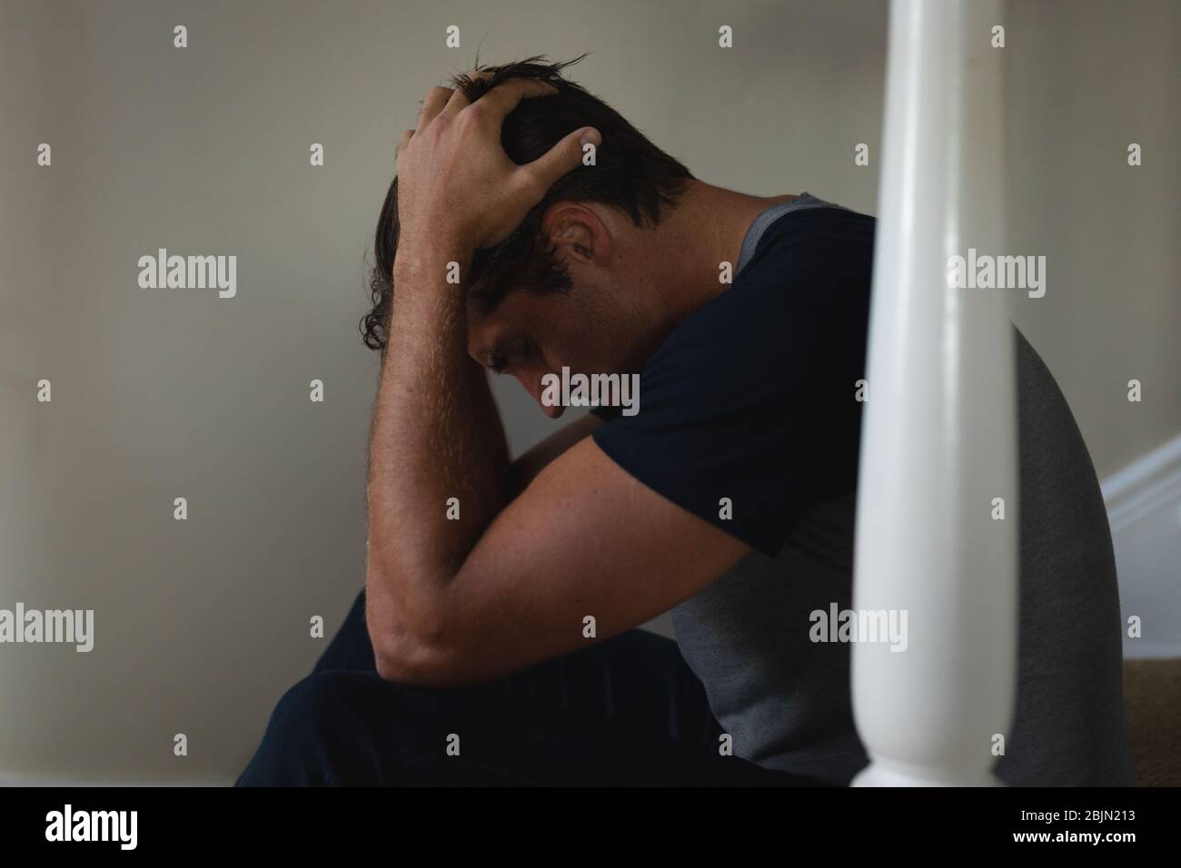 L'homme s'inquiétait de se rendre dans les escaliers à la maison Banque D'Images