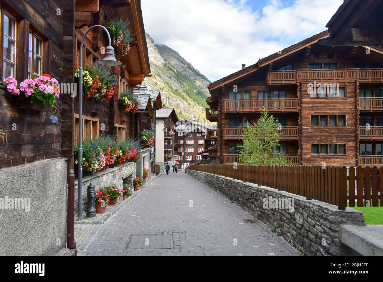 Zermatt, Suisse - 28 septembre 2019: Station de montagne dans les Alpes suisses. Rues bondées de Zermatt. Banque D'Images