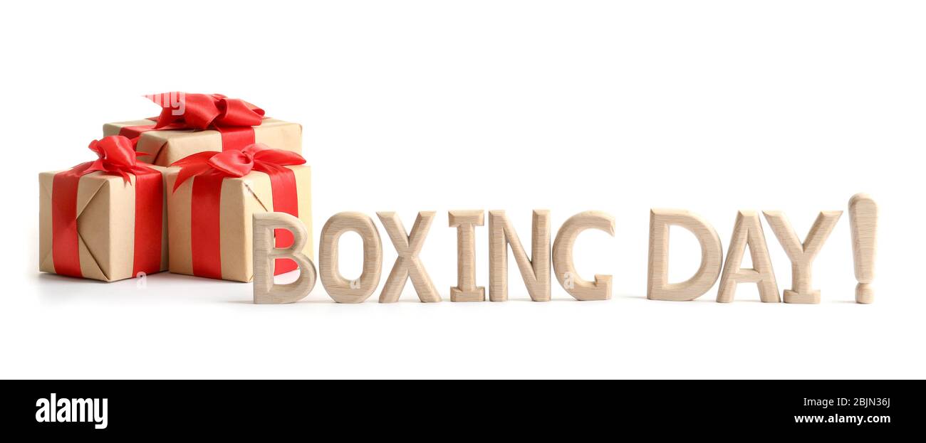 Mignons boîtes cadeaux avec mots BOXING DAY, isolées sur blanc Banque D'Images