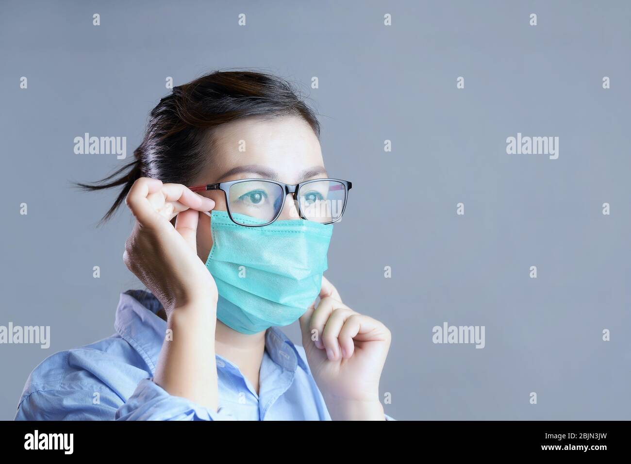 Portrait d'une femme portant un masque de visage Banque D'Images