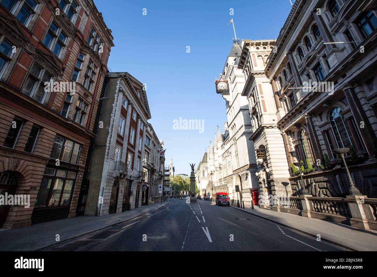 Une rue Fleet Street presque vide en début de matinée dans la ville de Londres pendant le coronavirus COVID-19 lockl, Angleterre, Royaume-Uni Banque D'Images