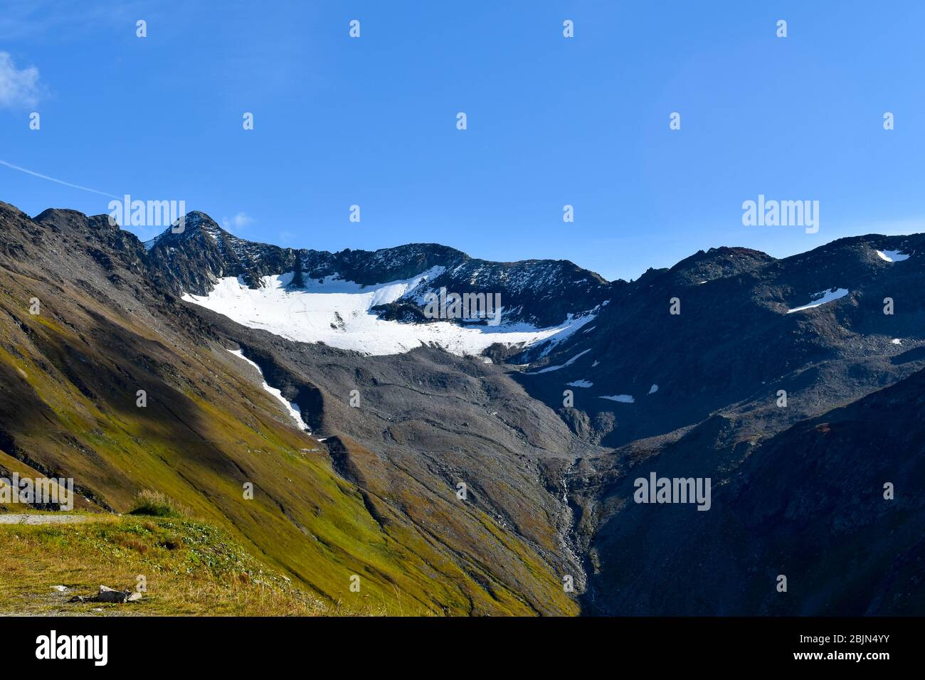 Route de montagne par le passage Furka dans les Alpes, Suisse. Banque D'Images