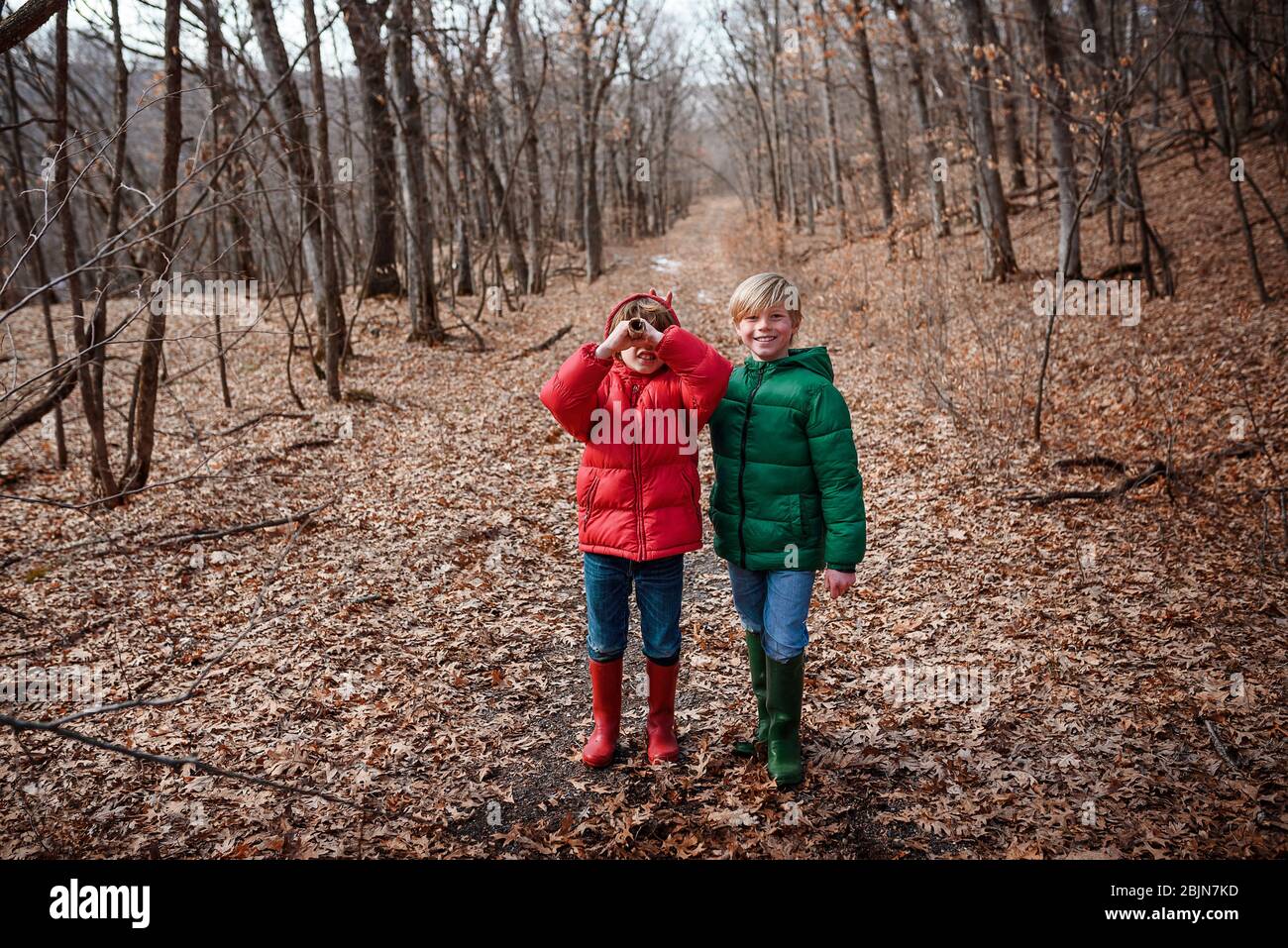 Deux joyeux garçons qui font de la randonnée dans la forêt, États-Unis Banque D'Images