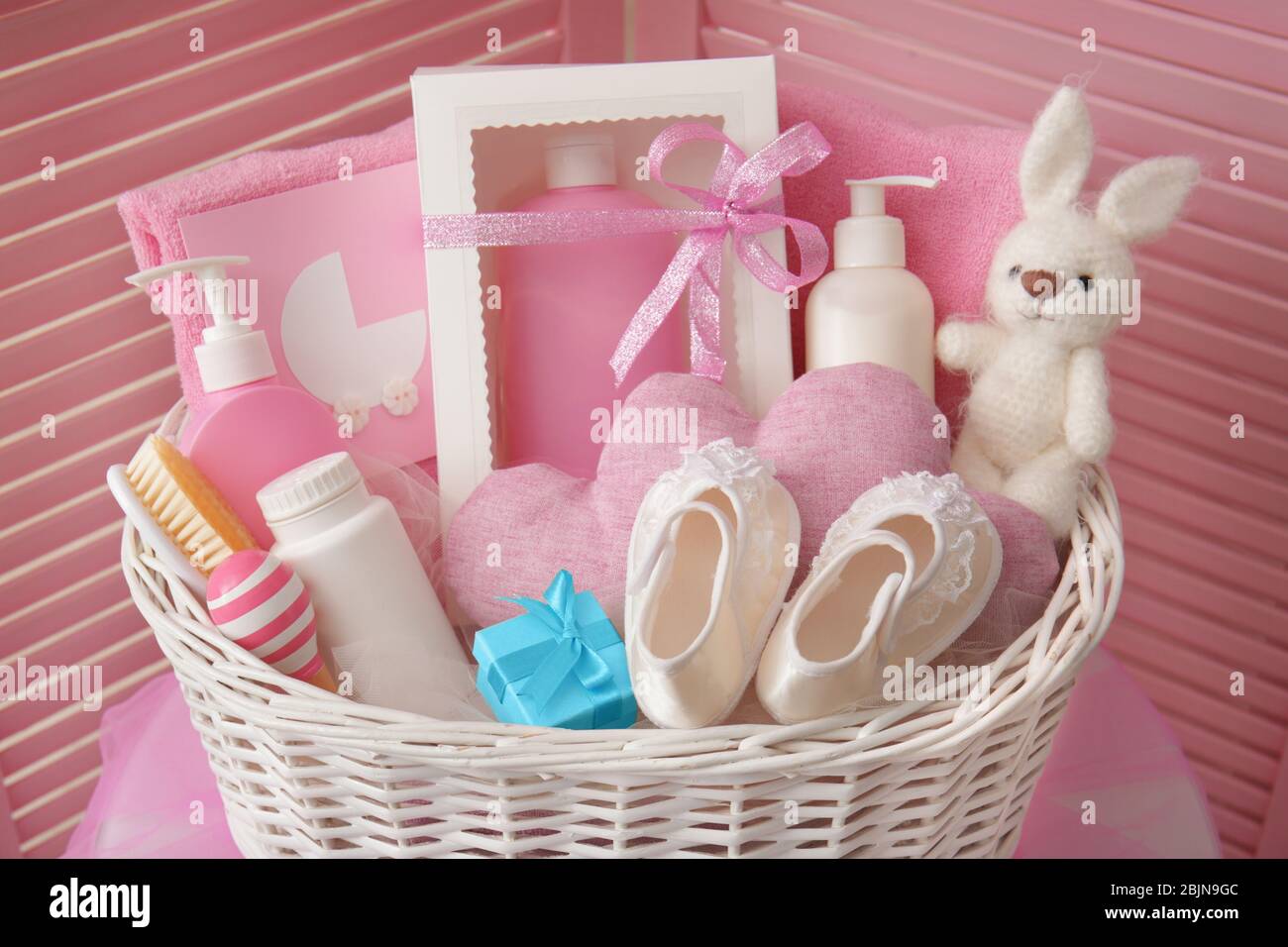Panier En Osier Avec Les Cadeaux De Douche De Bebe A L Interieur Photo Stock Alamy