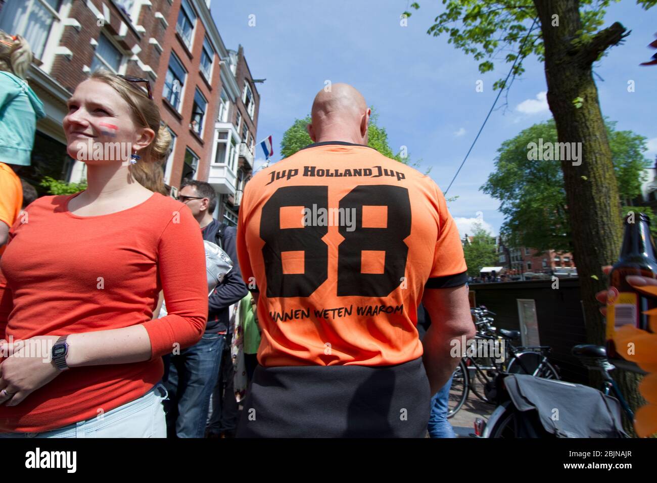 Chauve homme avec une chemise orange des fans de hollande avec le numéro 88 célèbre le jour des rois 2014. Banque D'Images