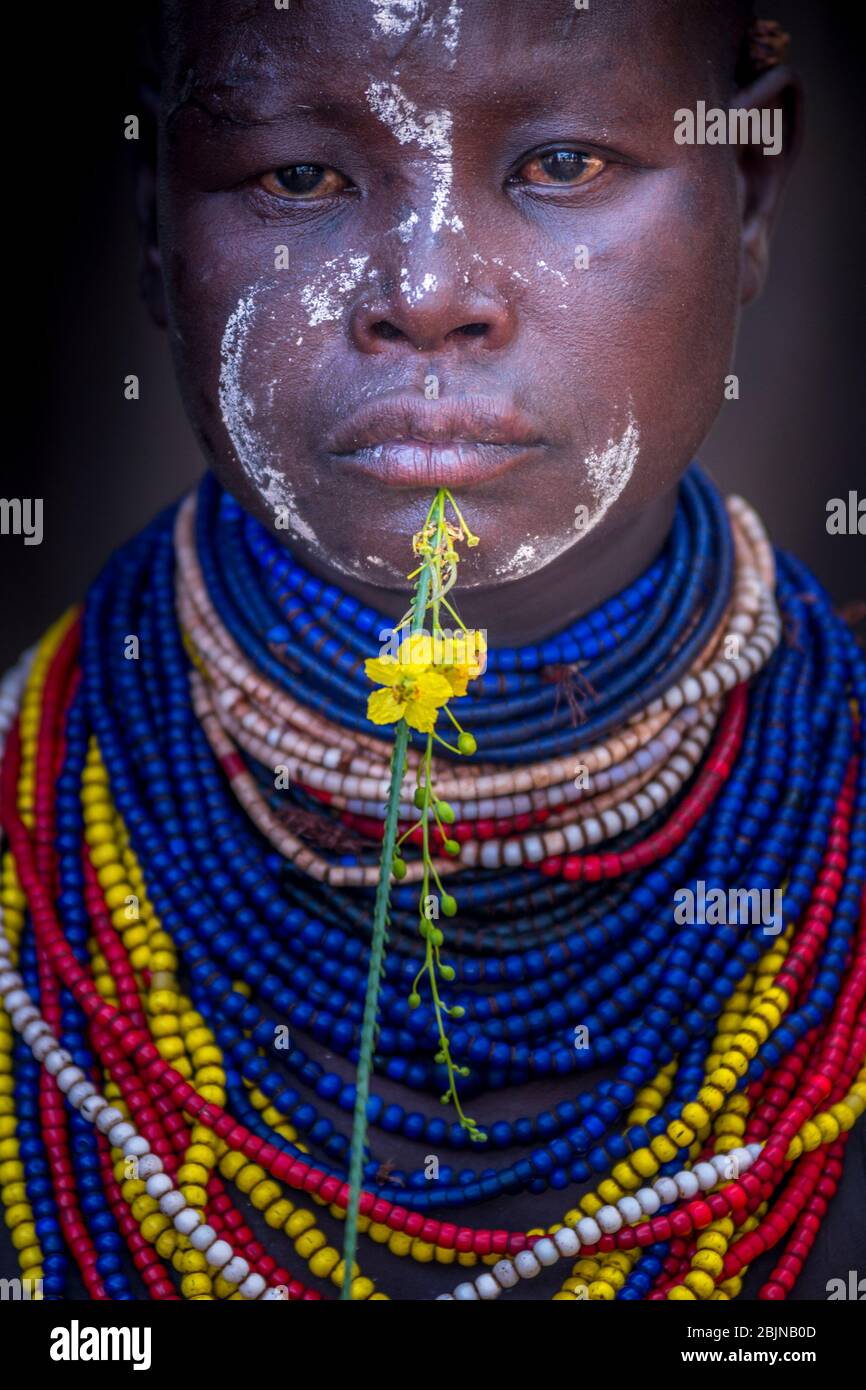 Photo prise lors d'un voyage dans le sud de l'Éthiopie, la vallée d'Omo, karo dame Banque D'Images