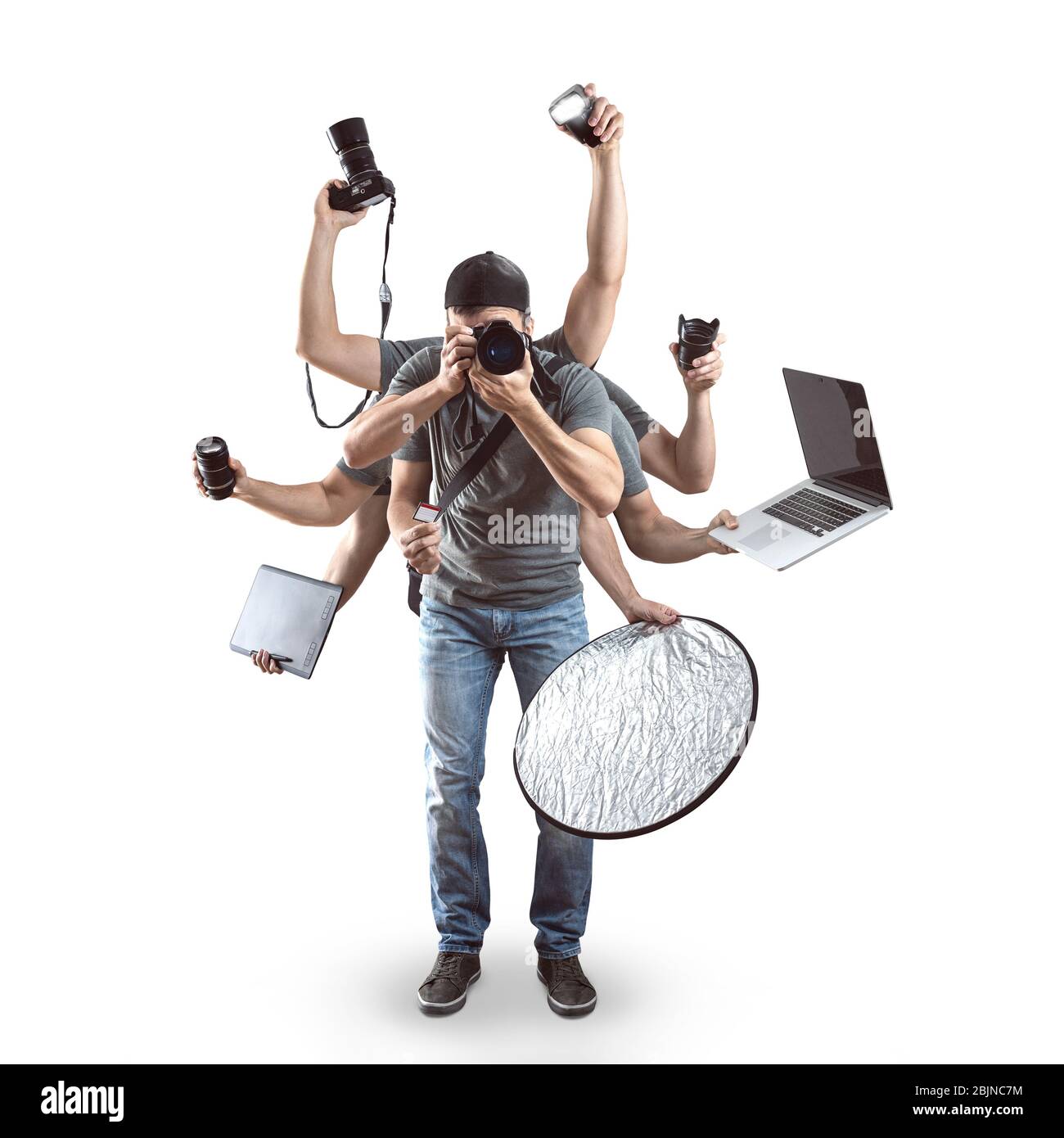 Photographe drôle avec beaucoup d'équipement isolé sur blanc Banque D'Images