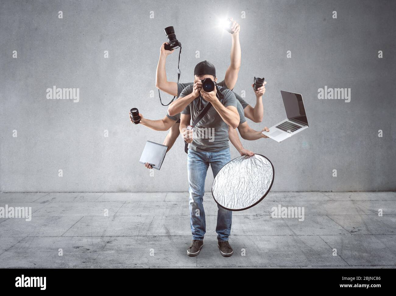 Drôle de créateur de contenu avec beaucoup d'équipement Banque D'Images