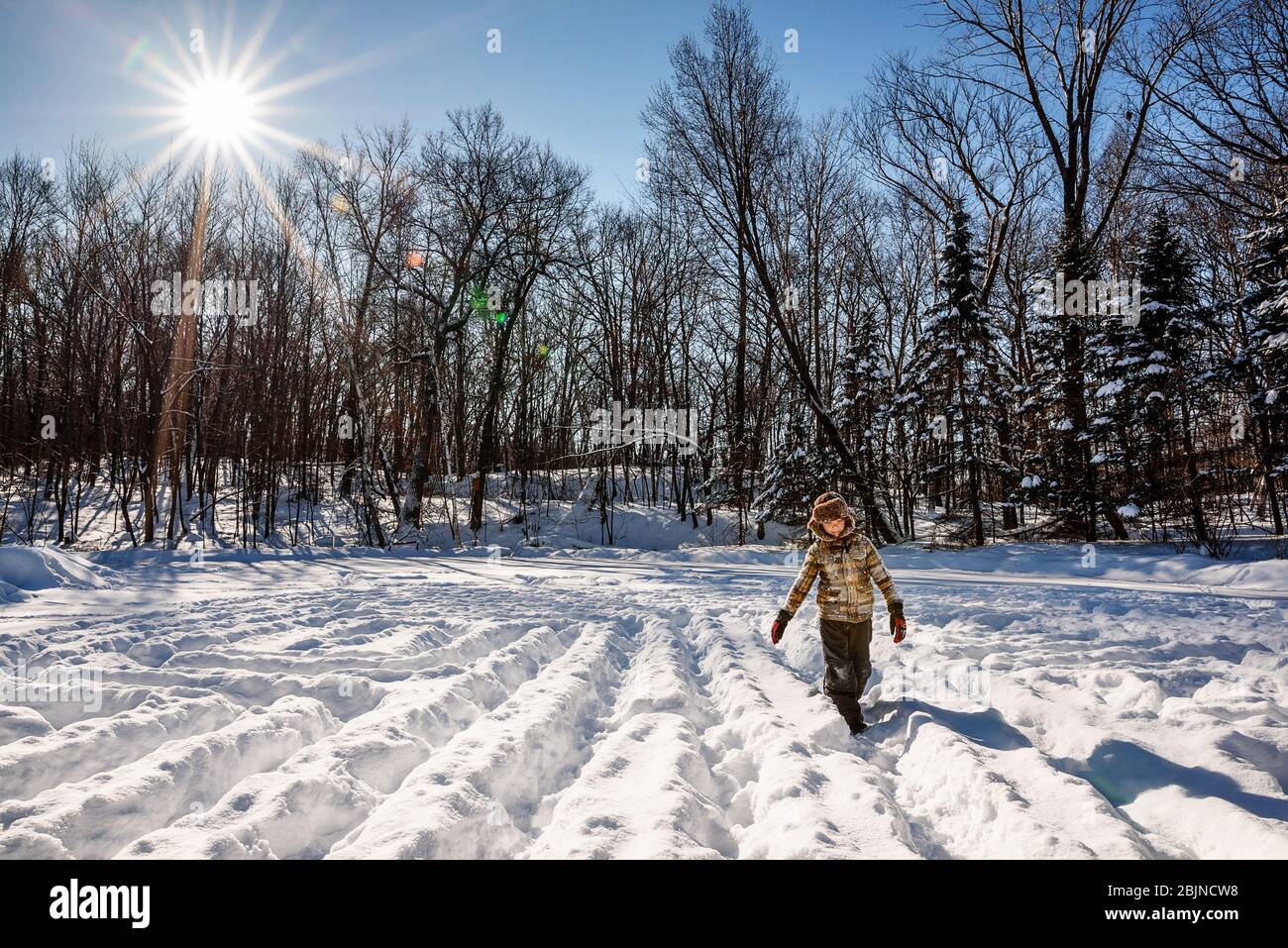 Garçon marchant dans un labyrinthe de neige, États-Unis Banque D'Images