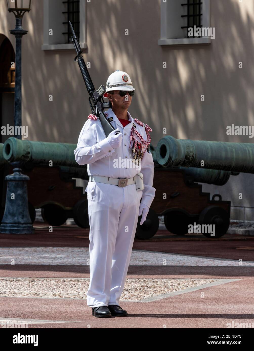 Garde de cérémonie militaire en patrouille, Palais du Prince, Principauté de Monaco. Banque D'Images