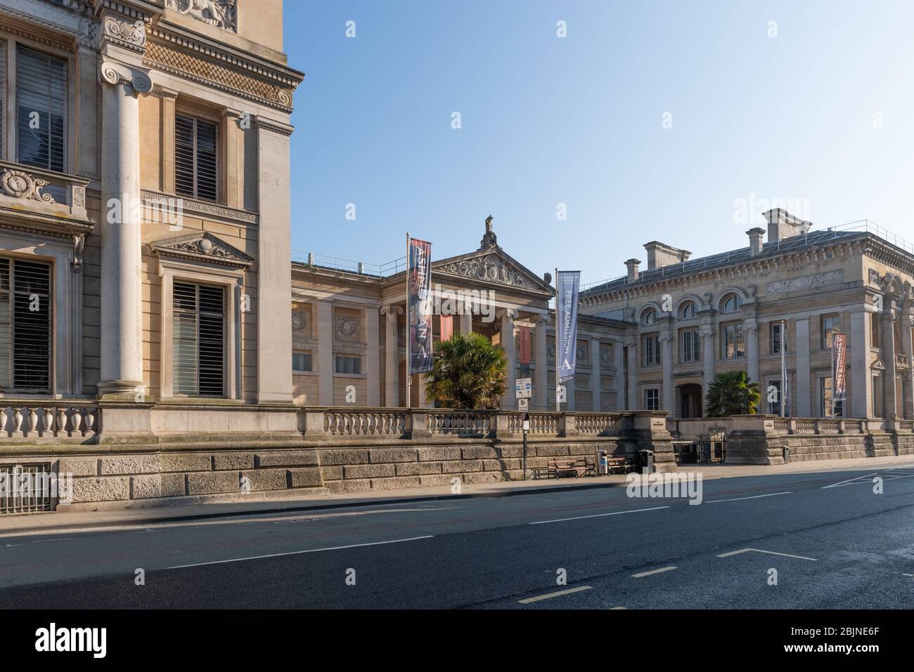 Le musée Asmoléen sur la rue Beaumont à Oxford. Conçu par Charles Cockerell et construit entre 1841 et 1845, il est l'incarnation la plus récente du plus ancien musée universitaire au monde (ouvert à l'origine le 24 mai 1683) Banque D'Images