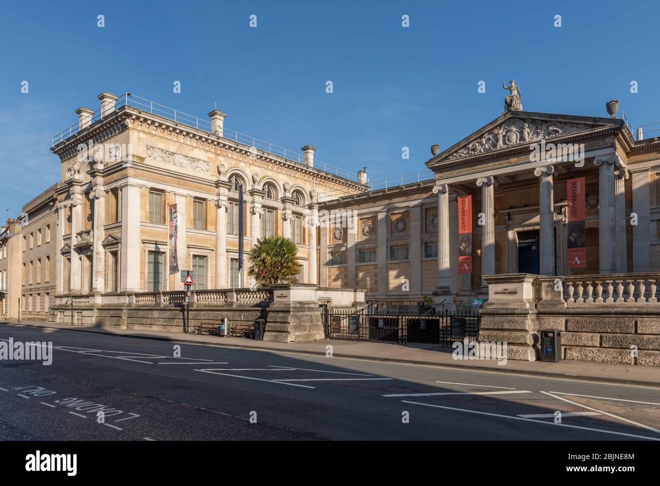 Le musée Asmoléen sur la rue Beaumont à Oxford. Conçu par Charles Cockerell et construit entre 1841 et 1845, il est l'incarnation la plus récente du plus ancien musée universitaire au monde (ouvert à l'origine le 24 mai 1683) Banque D'Images