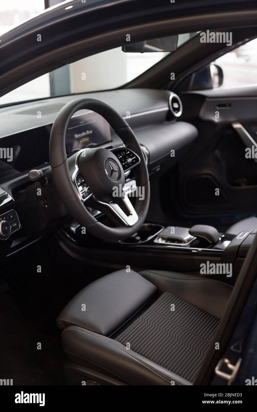 Russie, Izhevsk - 20 Février 2020: Salle D'Exposition Mercedes-Benz. Intérieur de la nouvelle voiture moderne A 200. Célèbre marque mondiale. Véhicules prestigieux. Banque D'Images