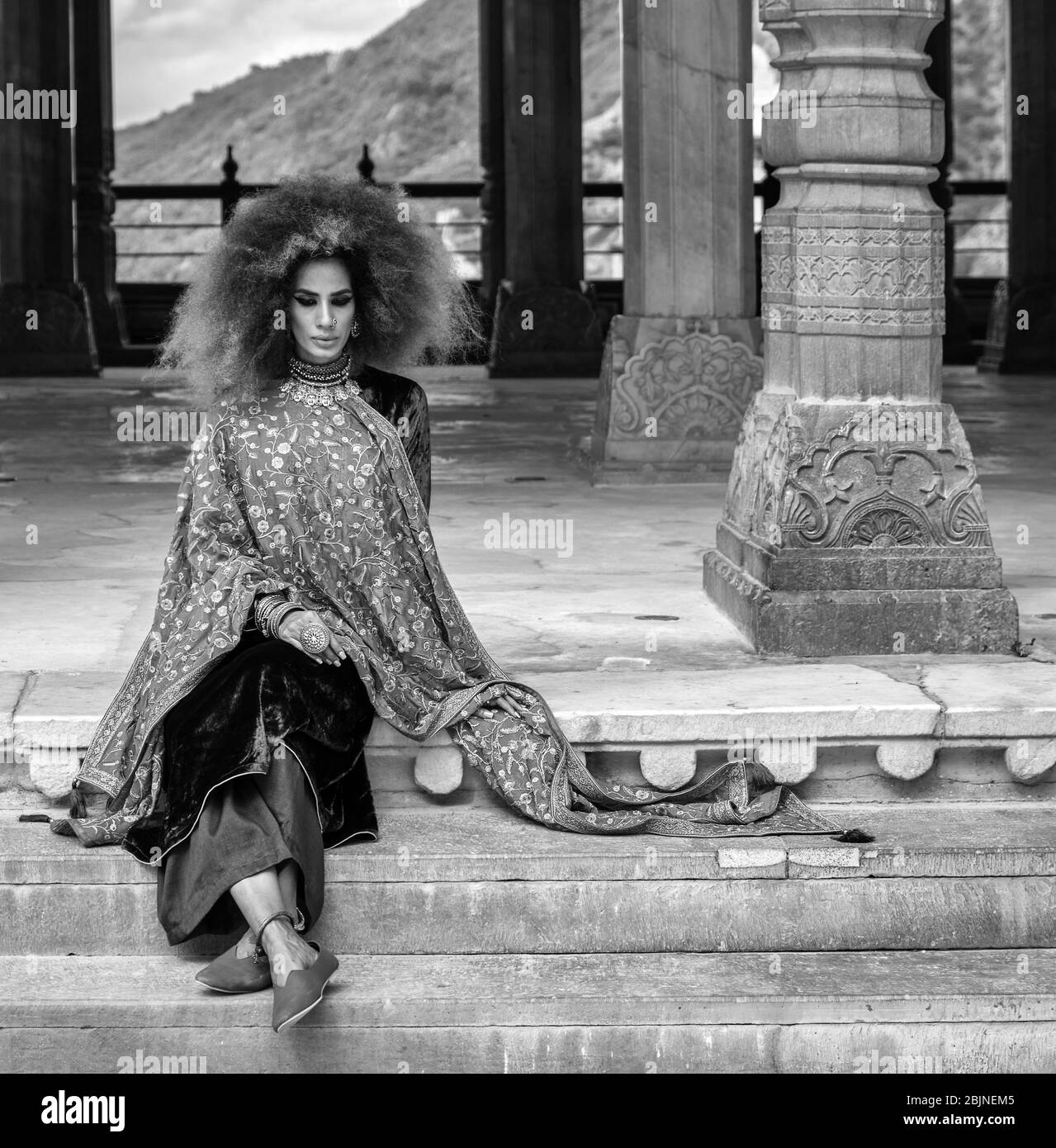 Jaipur, Rajasthan / Inde - 28 septembre 2019: Belle fille dans les vêtements indiens traditionnels au palais royal dans le fort Amer à Jaipur, Inde Banque D'Images