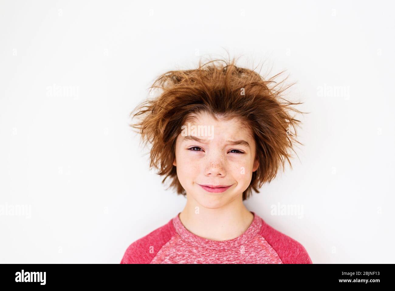 Portrait d'un garçon avec des cheveux bousieux Banque D'Images