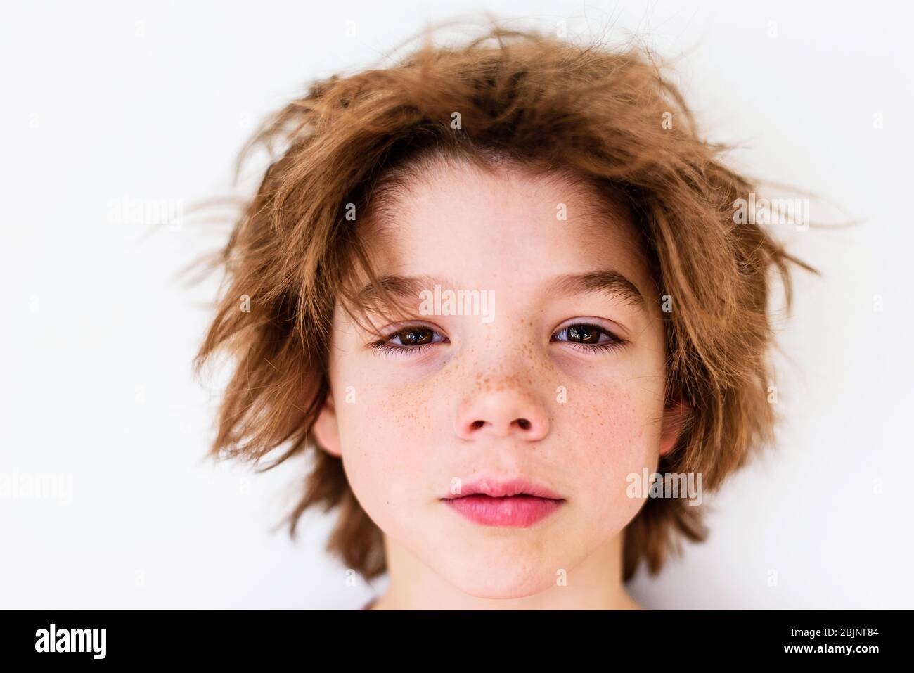 Portrait d'un garçon avec des cheveux bousieux Banque D'Images